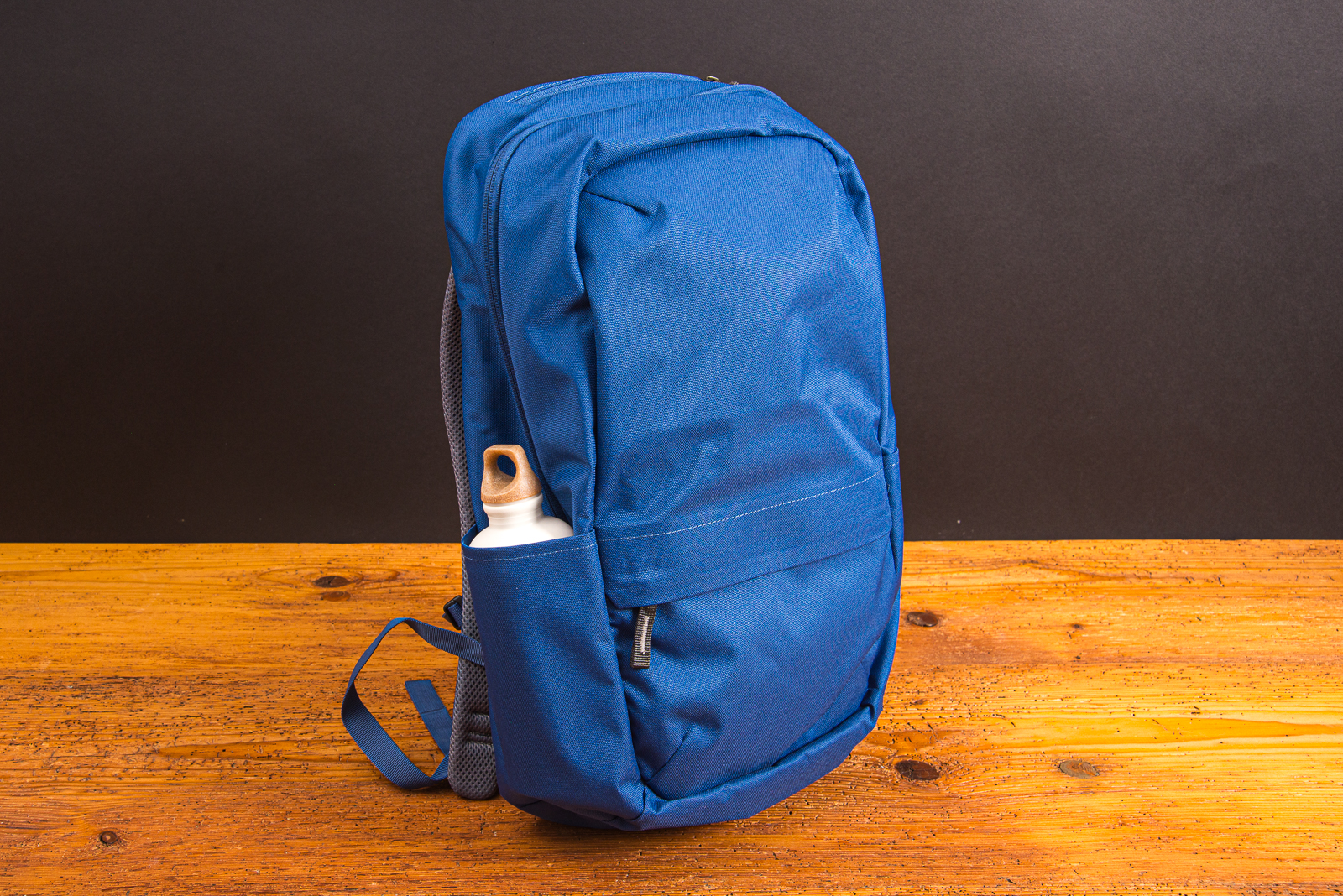 Praktischer Daypack Rucksack von Deuter in einem sch&ouml;nen Skyblue als Werbegeschenk. Der moderne und alltagstaugliche Rucksack &uuml;berzeug durch eine gro&szlig;e Fronttasche, Seitentaschen und einen verstellbaren Brustgurt. 
