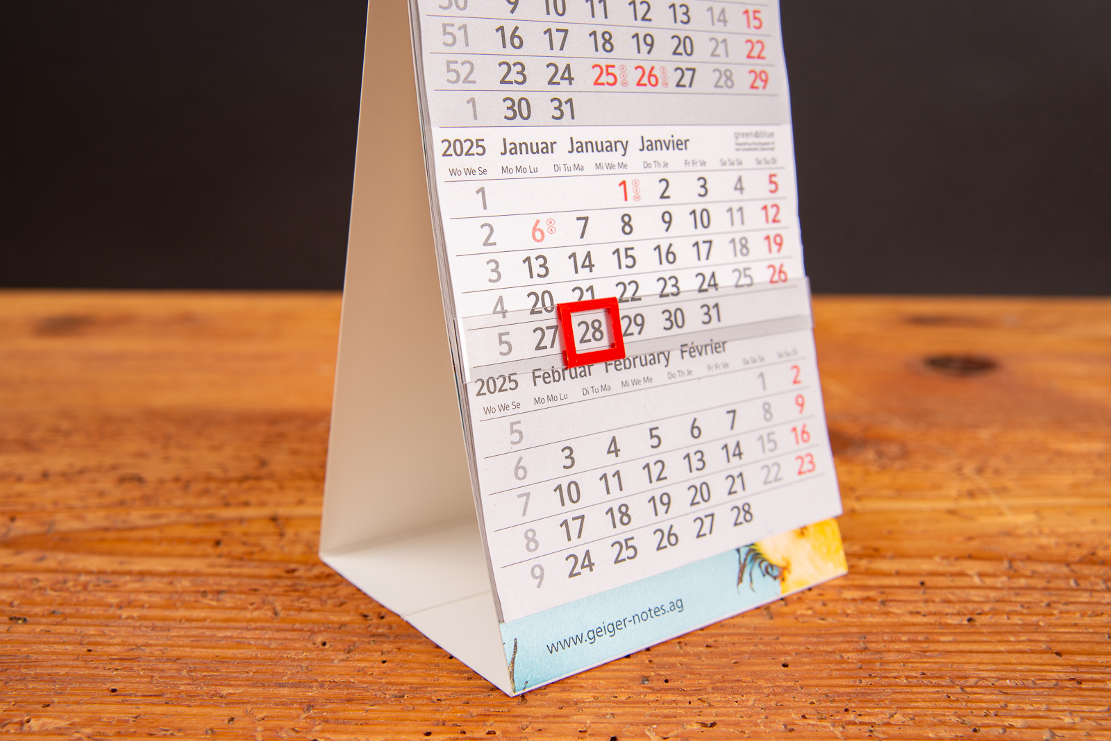 G&uuml;nstiger Werbekalender als Tischaufsteller &ndash; 3-Monatskalender mit rotem Datumsschieber aus Recyclingpapier mit Blauem Engel, nachhaltiger Tischkalender mit Logo und gro&szlig;er Werbefl&auml;che