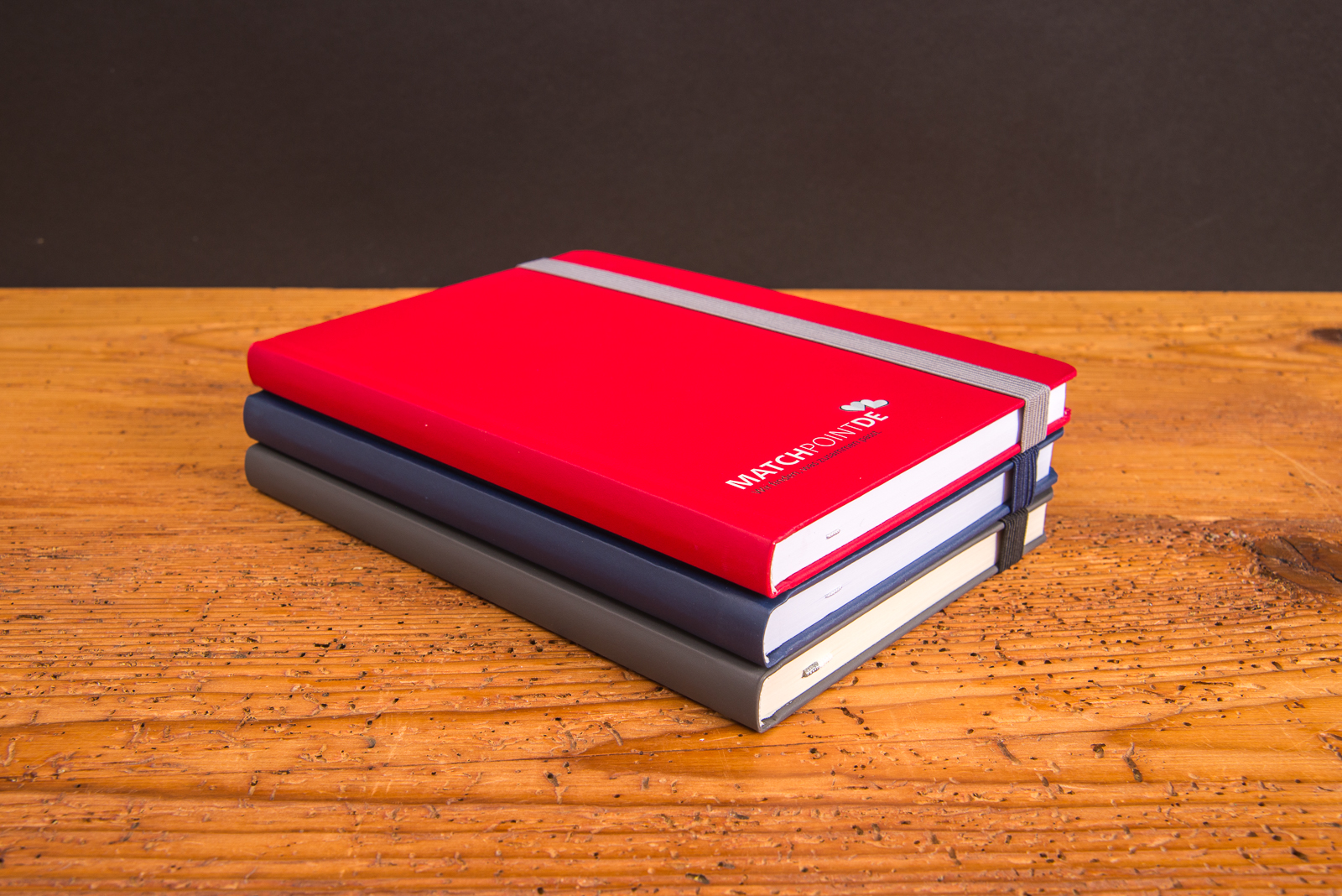 Business Notizbuch Vision-Book in den Formaten Din A5 oder Din A4 in rot, dunkelblau und anthrazit mit farblich passendem Gummiband und Stifteschlaufe f&uuml;r Meetings, Visionen und Notizen. Mit Bildpr&auml;gung oder Logodruck veredelbar. 