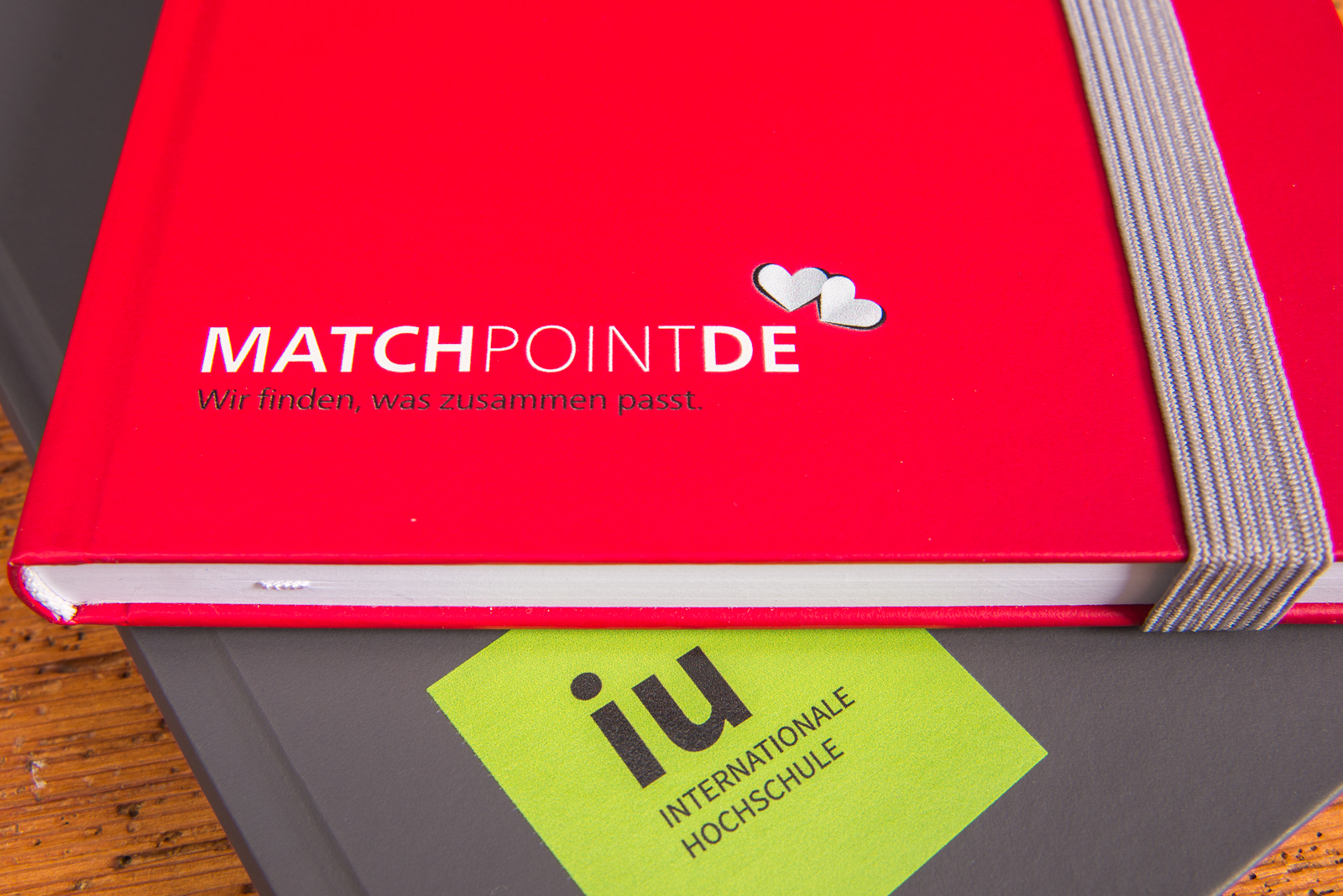 Detailansicht der Logoanbringung auf dem Notizbuch. Dank der gro&szlig;en Werbefl&auml;che ist das Firmenlogo pr&auml;sent platziert und bleibt in Erinnerung. 