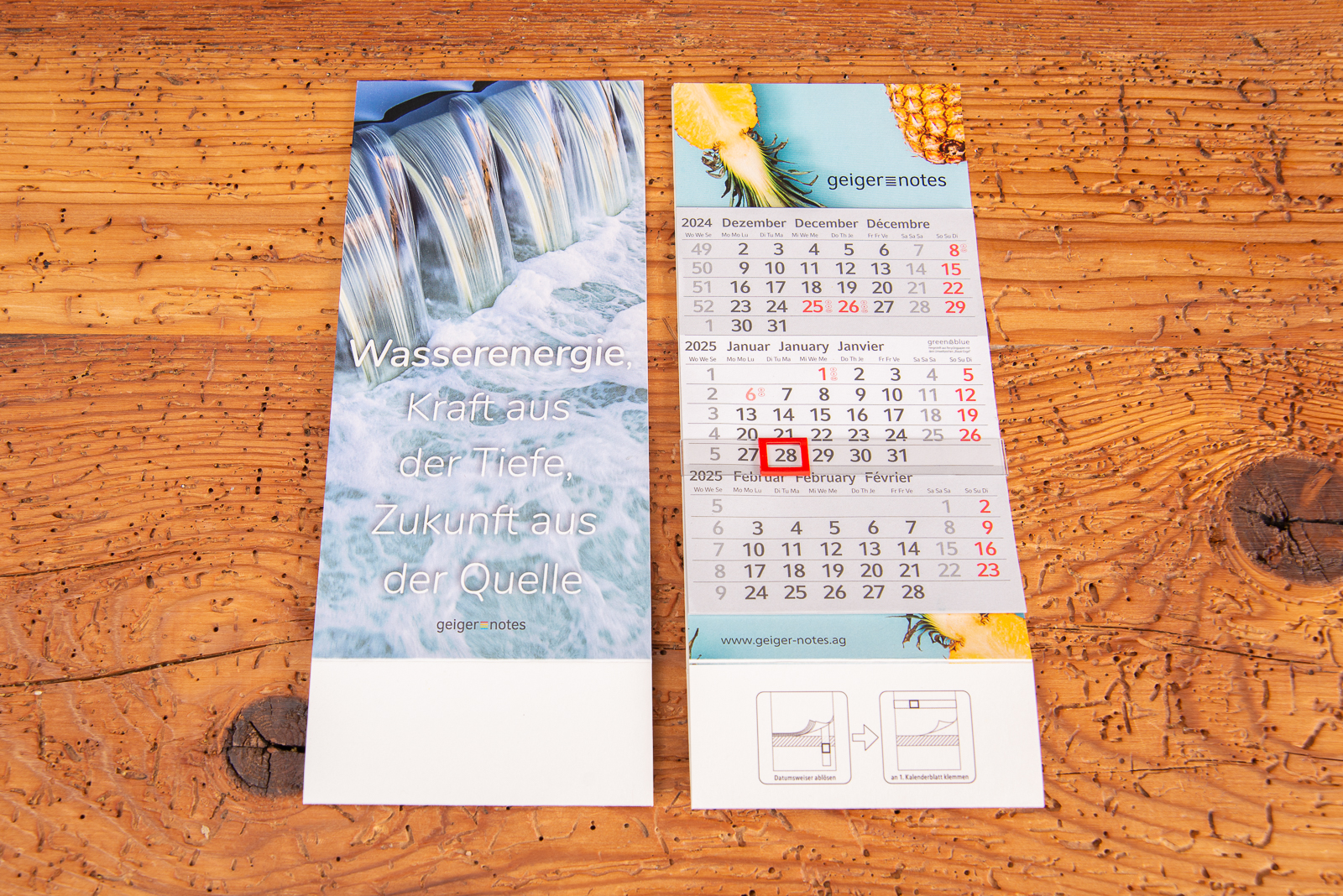 Vorder- und R&uuml;ckseite eines nachhaltigen Tischaufstellkalenders mit Logo &ndash; 3-Monatskalender aus Recyclingpapier mit Blauem Engel, ideal als g&uuml;nstiges Werbegeschenk f&uuml;r B&uuml;ro und Jahresendmailing.