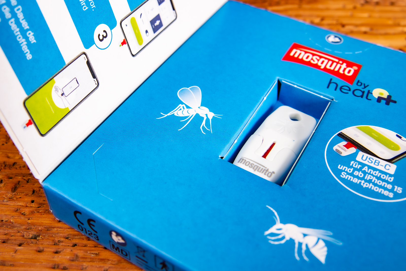 heat it&reg; Insektenstichheiler in ge&ouml;ffneter Verpackung mit USB-C-Anschluss f&uuml;r Android und iPhone 15 Smartphones &ndash; innovativer Werbeartikel gegen M&uuml;ckenstiche.