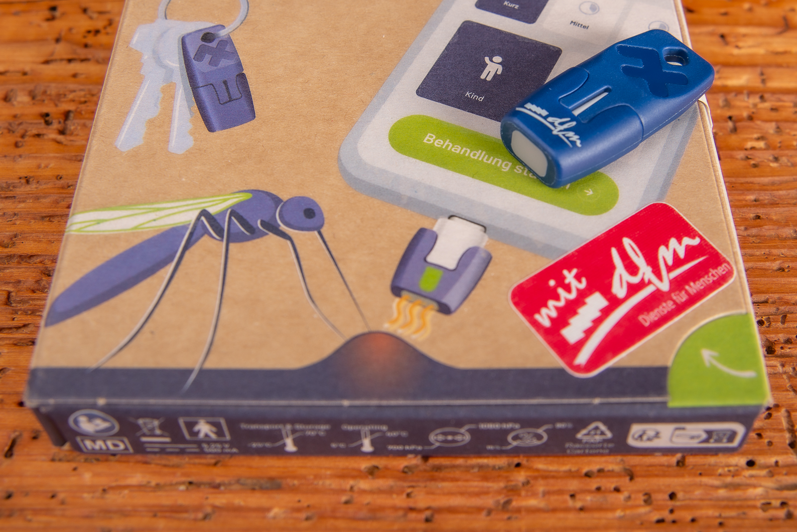 Detailaufnahme des heat it Insektenstichheilers mit Gravur &ndash; innovatives Sommer-Gadget als Werbegeschenk mit Logo.