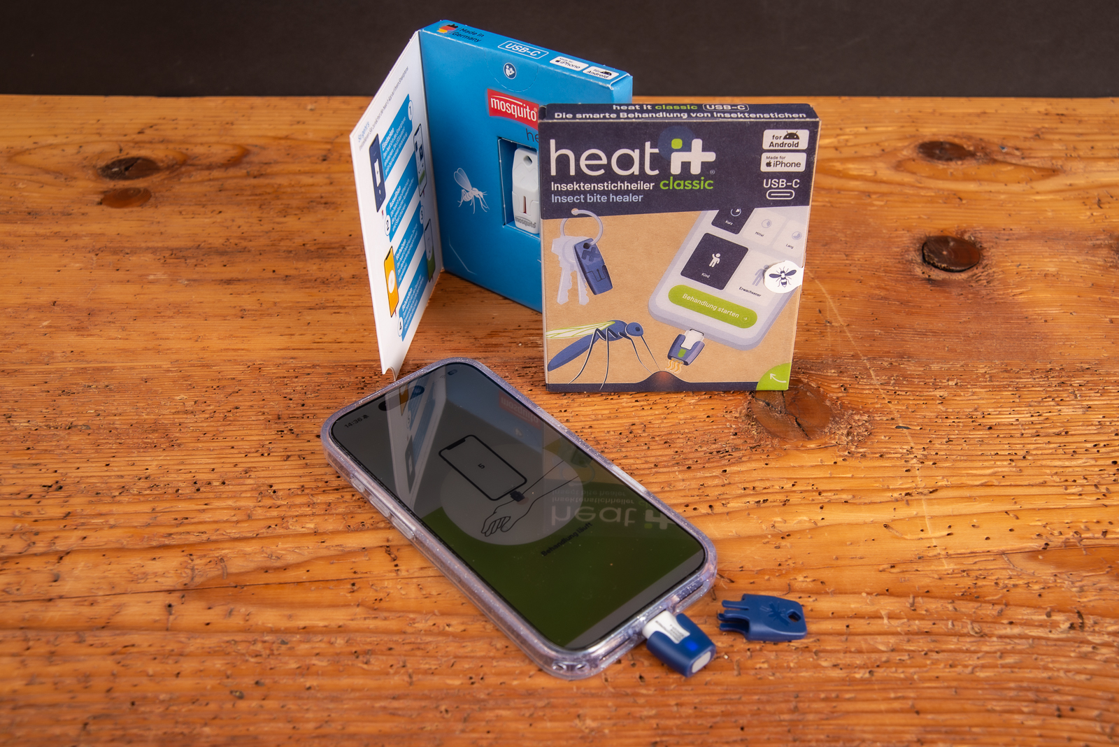 heat it Insektenstichheiler am Smartphone mit Verpackung &ndash; chemiefreies Werbegeschenk f&uuml;r Outdoor, Reisen und Sommer.