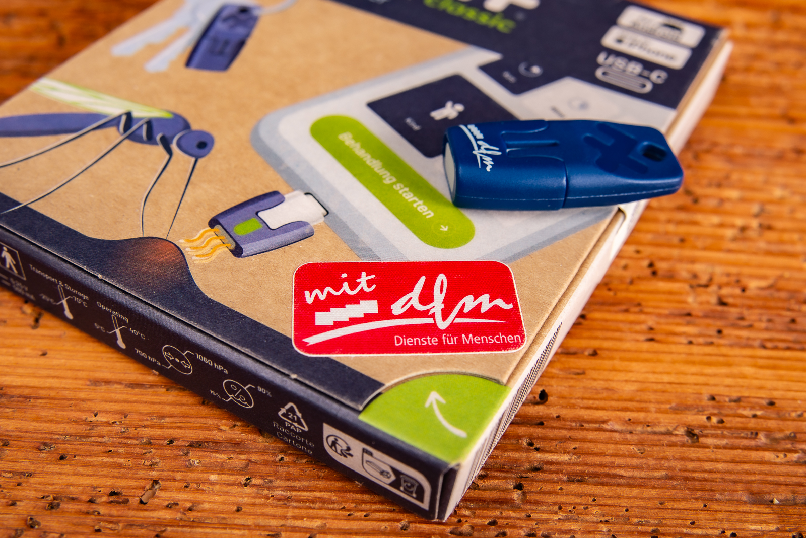 Nahaufnahme der heat it Verpackung mit Insektenstichheiler &ndash; nachhaltiges Corporate Gift f&uuml;r Outdoor und Sommeraktionen.