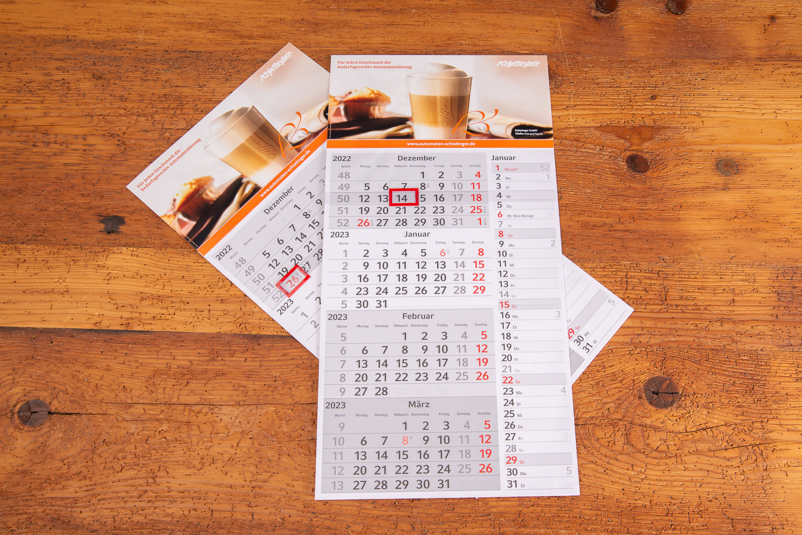 Zwei Wandkalender mit 4 Monats&uuml;bersicht und einer gro&szlig;en Werbefl&auml;che am Kopf f&uuml;r eine individuelle Gestaltung. Mailingf&auml;higer Kalender f&uuml;r Marketingaktionen.