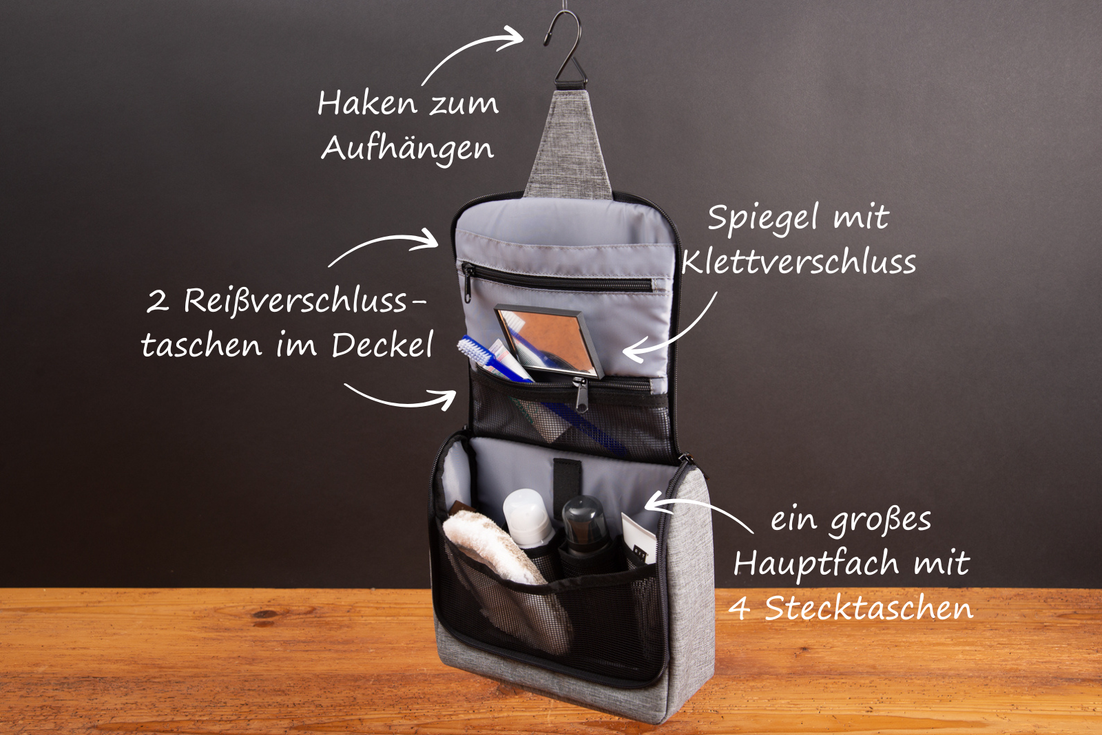 Ge&ouml;ffneter reisenthel Kulturbeutel mit Haken zum Aufh&auml;ngen, zwei Rei&szlig;verschlusstaschen, Spiegel mit Klettverschluss und gro&szlig;em Hauptfach mit vier Stecktaschen &ndash; praktischer Reise-Organizer und Werbegeschenk von reisenthel.