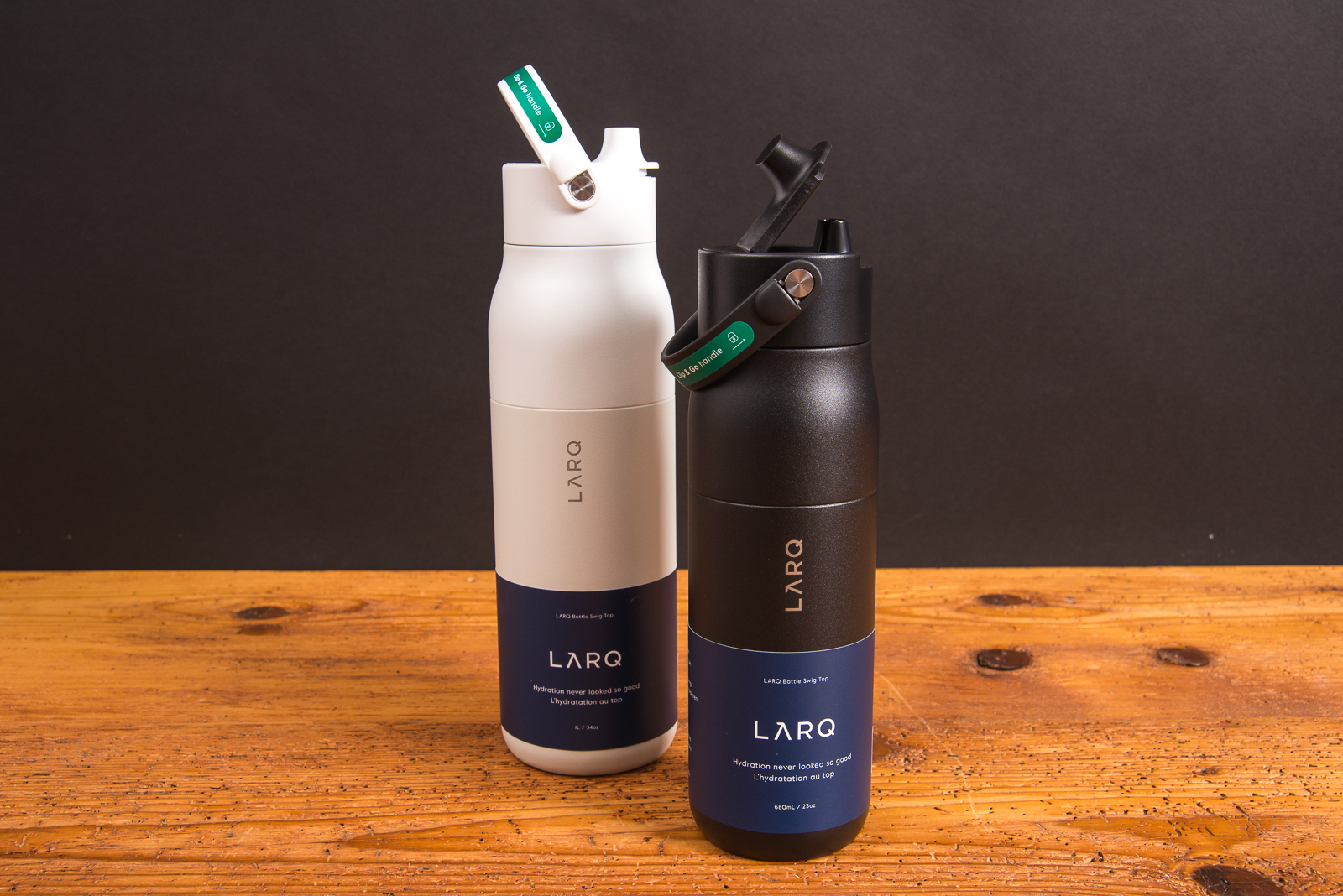 LARQ Swig Top Trinkflaschen in Schwarz und Wei&szlig; aus Edelstahl mit innovativem Filter ist ein hochwertiges Incentiv mit Logo von werbemax.