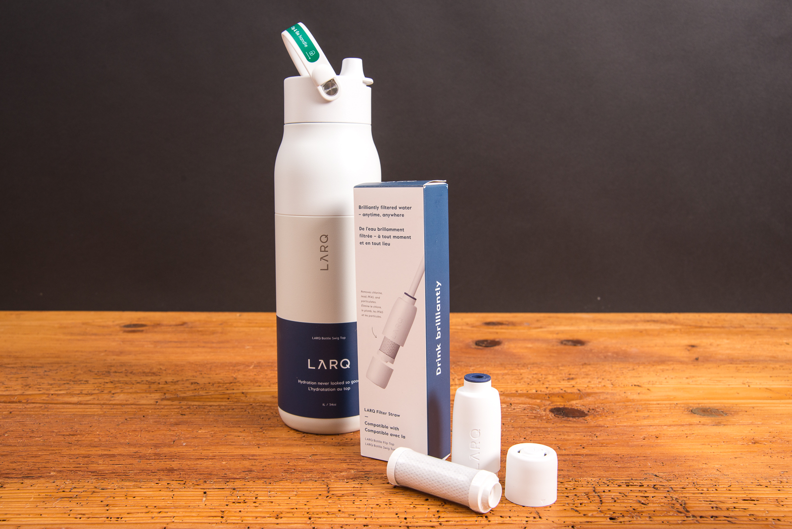 LARQ Swig Top Trinkflasche in Wei&szlig; mit Nano-Zero-Filtereinsatz und Verpackung ist eine innovative Edelstahlflasche mit integriertem Filtersystem als nachhaltiges Werbegeschenk mit Logo f&uuml;r Kunden und Mitarbeiter.