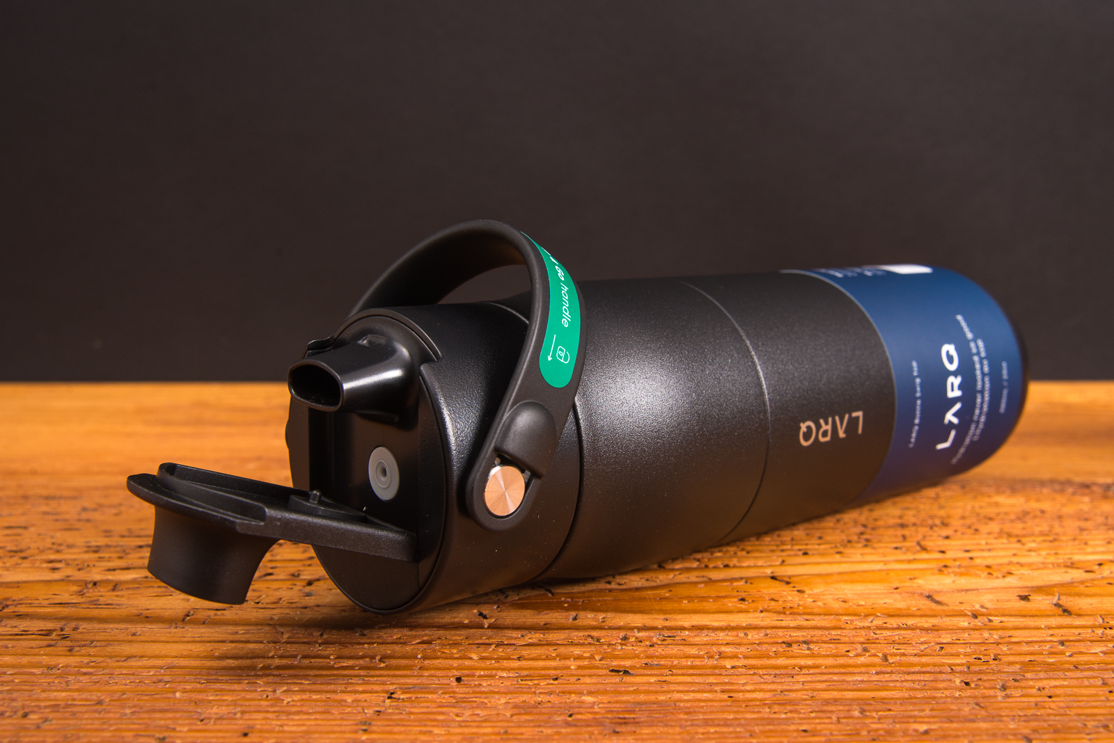 LARQ Swig Top Trinkflasche in Schwarz mit ge&ouml;ffnetem Swig-Top-Deckel und innovativer Filtertechnologie als hochwertiges Mitarbeitergeschenk.