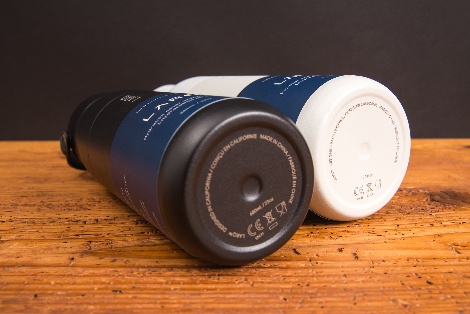 Unterseite der LARQ Swig Top Edelstahlflaschen in Schwarz und Wei&szlig; mit Markenpr&auml;gung, rutschfestem Boden und CE-Kennzeichnung als nachhaltige Pr&auml;mie oder hochwertiges Incentiv von werbemax.