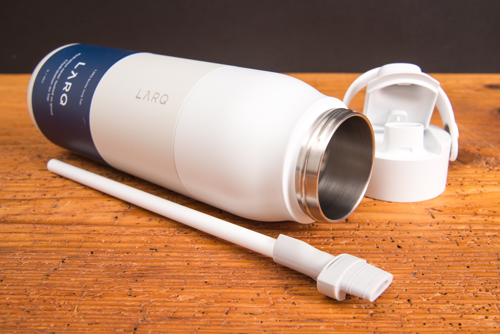 LARQ Swig Top Trinkflasche in Wei&szlig; mit ge&ouml;ffnetem Deckel und herausgenommenem Trinkhalm ist eine innovative Edelstahlflasche mit zweistufigem Filtersystem als nachhaltiges Kundengeschenk zu Weihnachten.