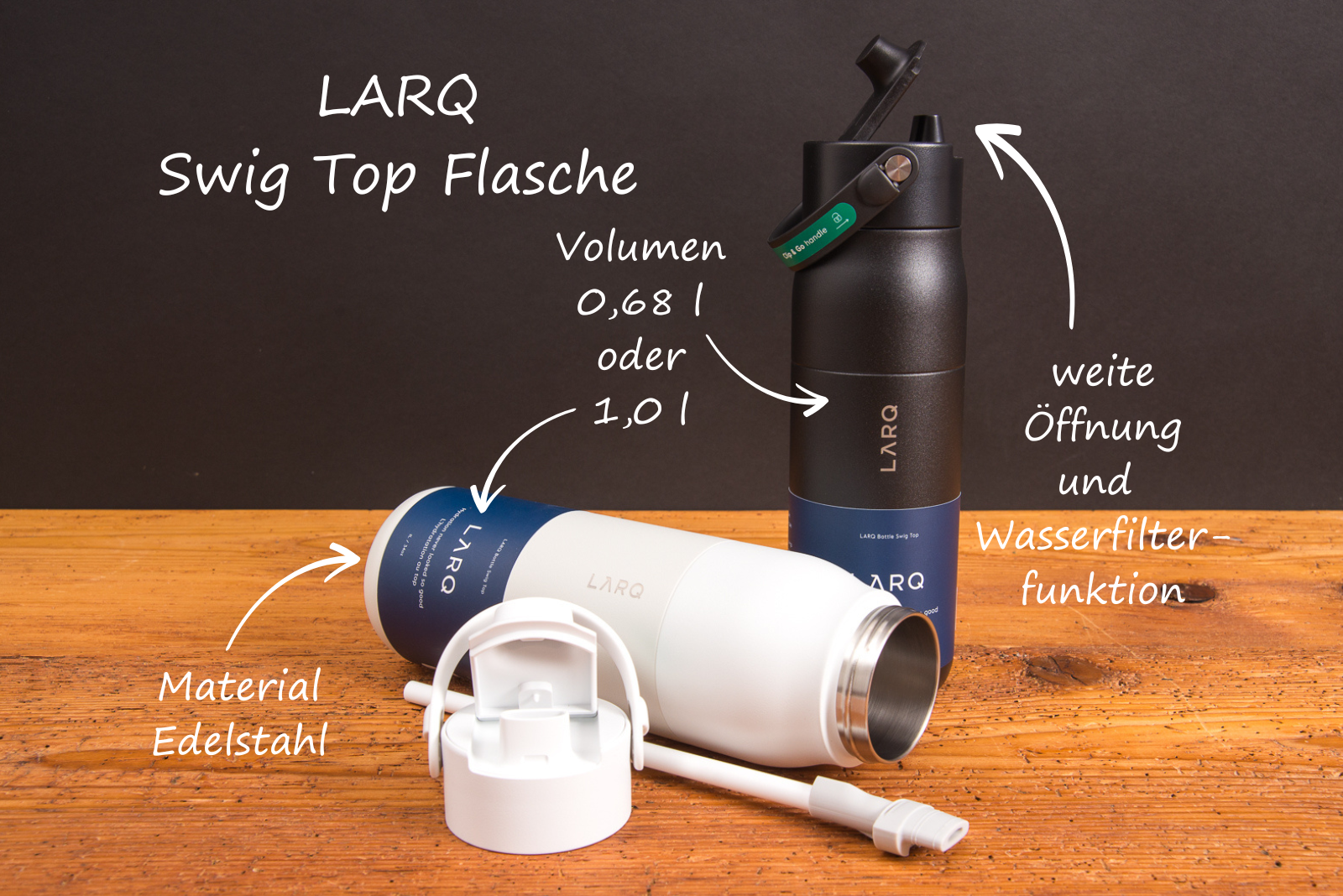 Bildbeschriftung der Larq Swig Top Flasche in schwarz stehend undwie&szlig; ge&ouml;ffnet liegend mit austauschbaren Wasserfiltersystem daneben als hochwertiger Markenartikel mit Mehrwert.