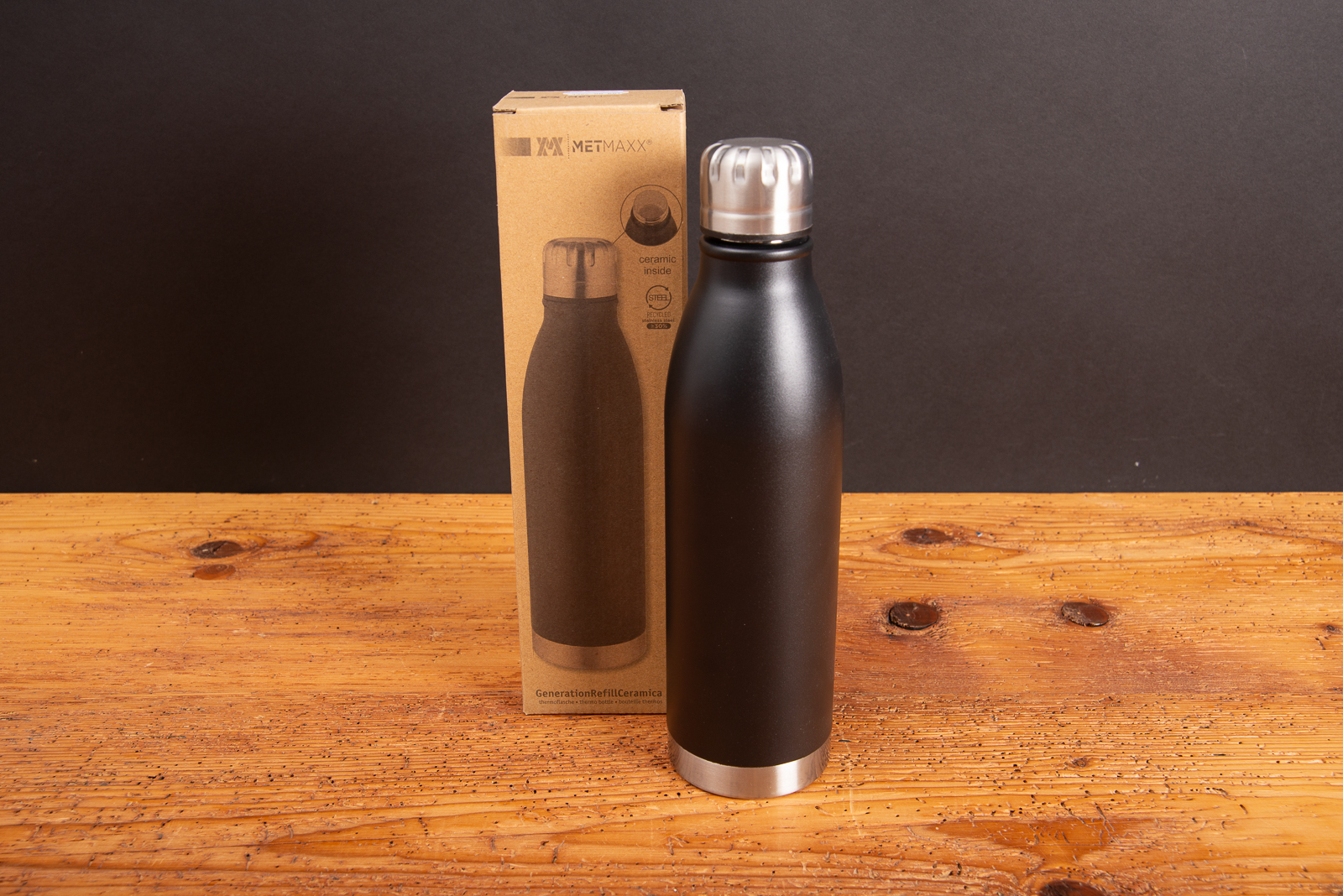 Metmaxx Refill Edelstahlflasche mit ge&ouml;ffneter Kappe neben der Originalverpackung &ndash; hochwertige Trinkflasche mit Keramik-Innenbeschichtung.