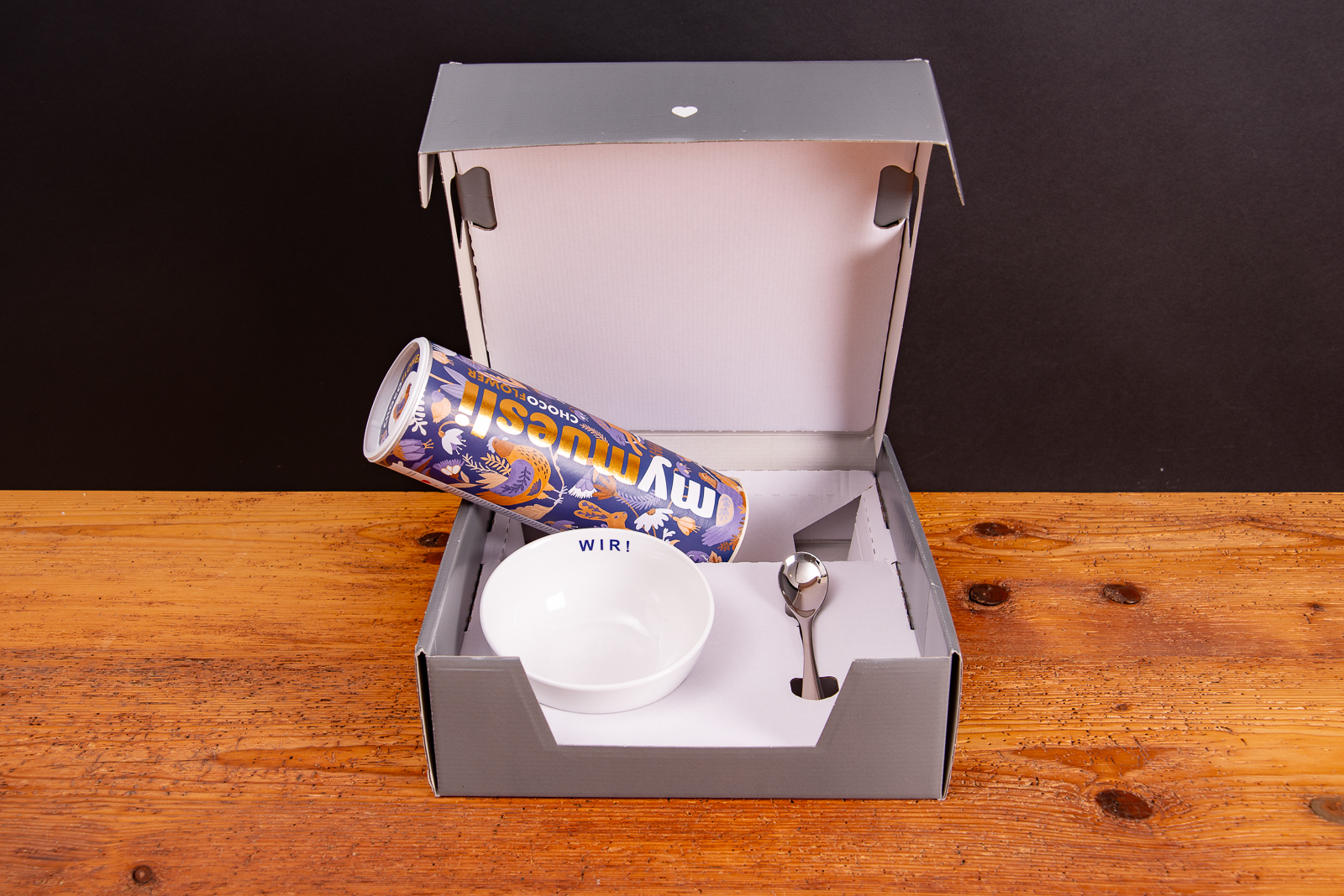 &bdquo;mymuesli Geschenkbox mit Bio-M&uuml;sli, Porzellanschale und L&ouml;ffel &ndash; ideales Mitarbeiter- oder Kundengeschenk mit individueller Werbeanbringung.