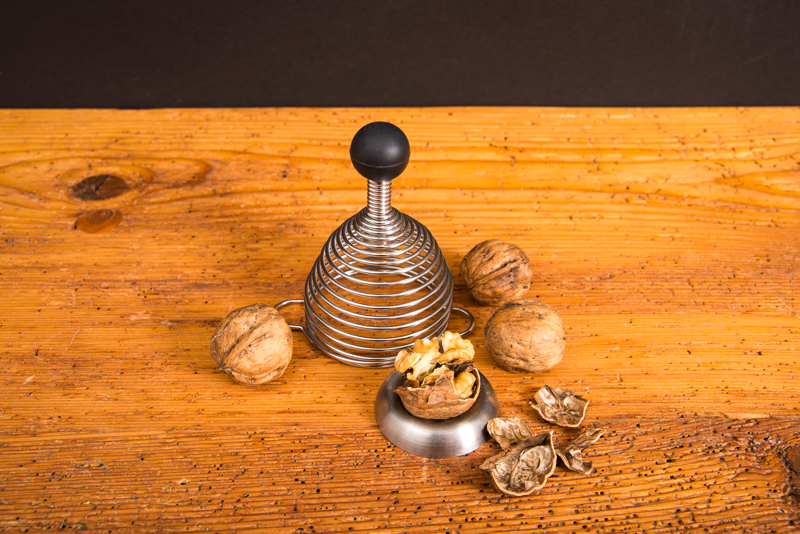 Nussknacker Naomi aus Edelstahl mit Waln&uuml;ssen &ndash; hochwertiger Werbeartikel Weihnachten.