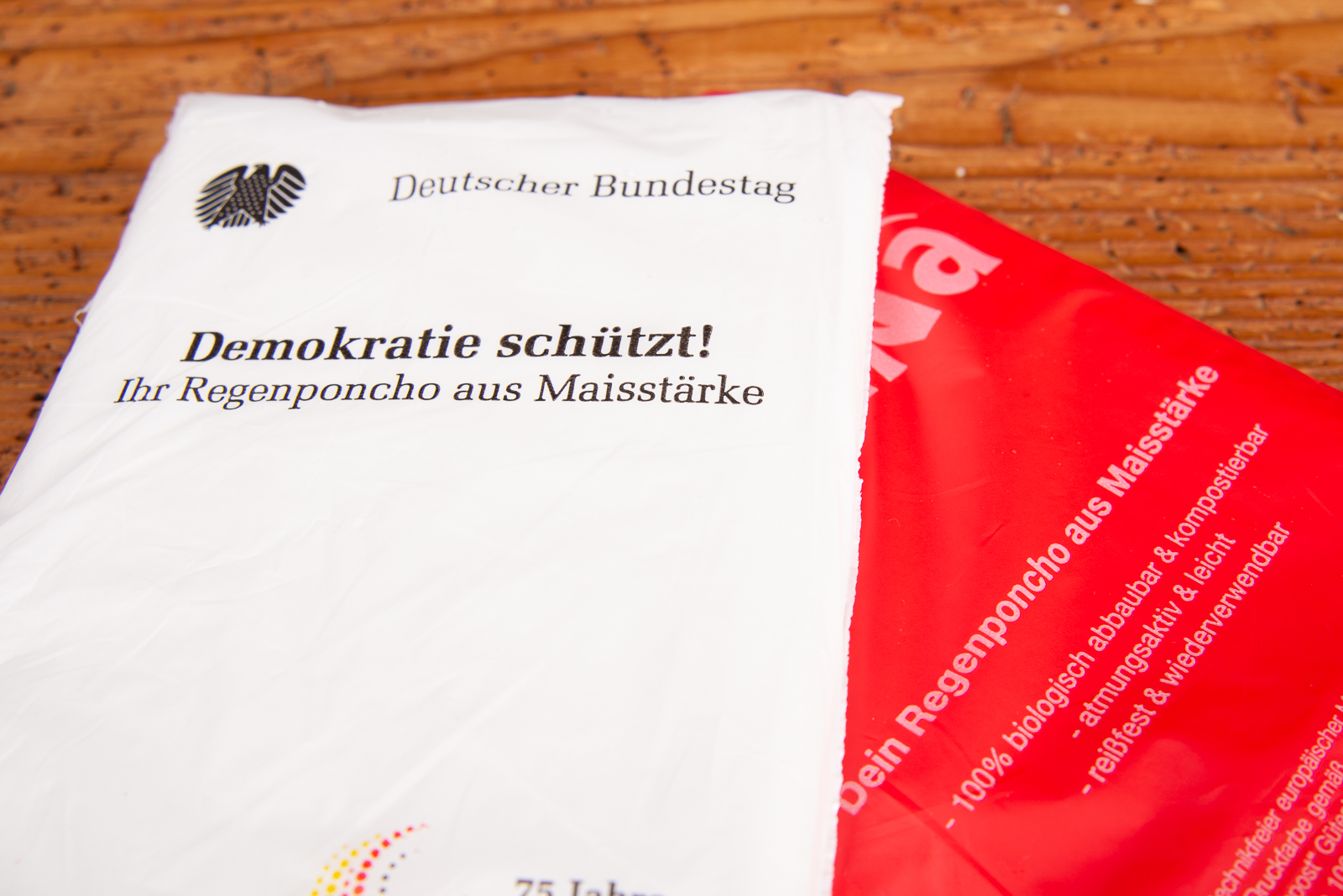 Detailaufnahme individuell bedruckter Verpackungen biologisch abbaubarer Regenponchos aus Maisst&auml;rke &ndash; nachhaltige Werbeartikel mit Logo f&uuml;r Events, Festivals und Institutionen von werbemax