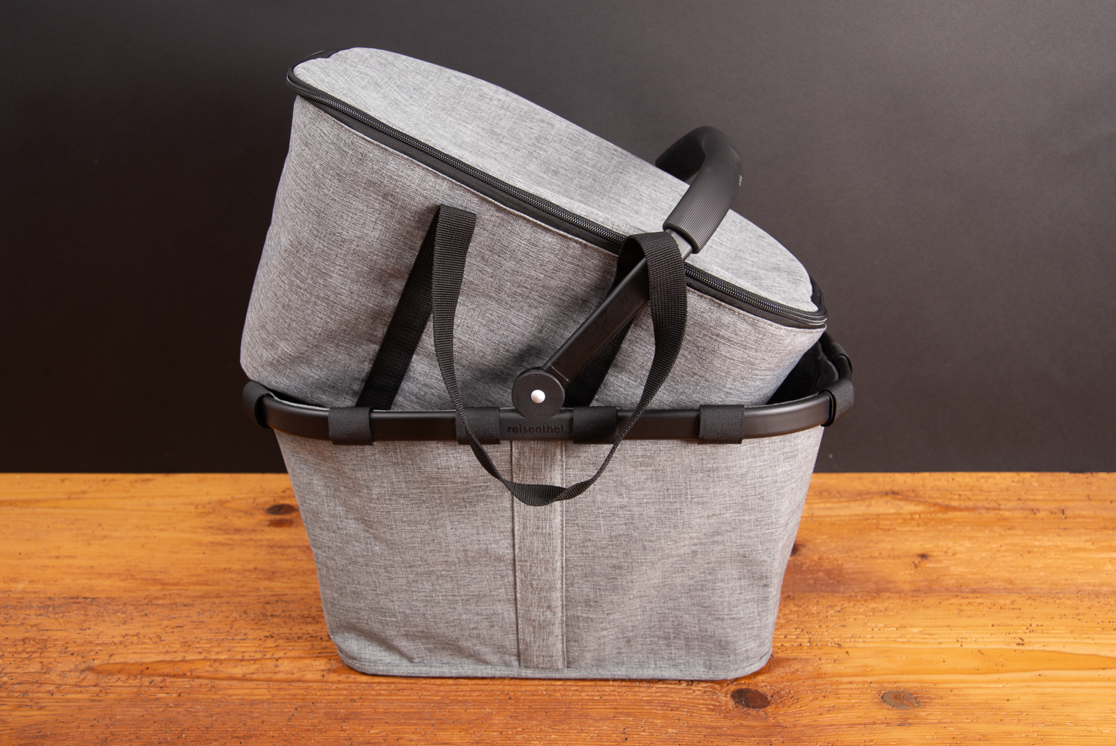 Reisenthel coolerbag im carrybag in grau als hochwertiges Pr&auml;sent oder Pr&auml;mie f&uuml;r Kunden und Mitarbeiter.