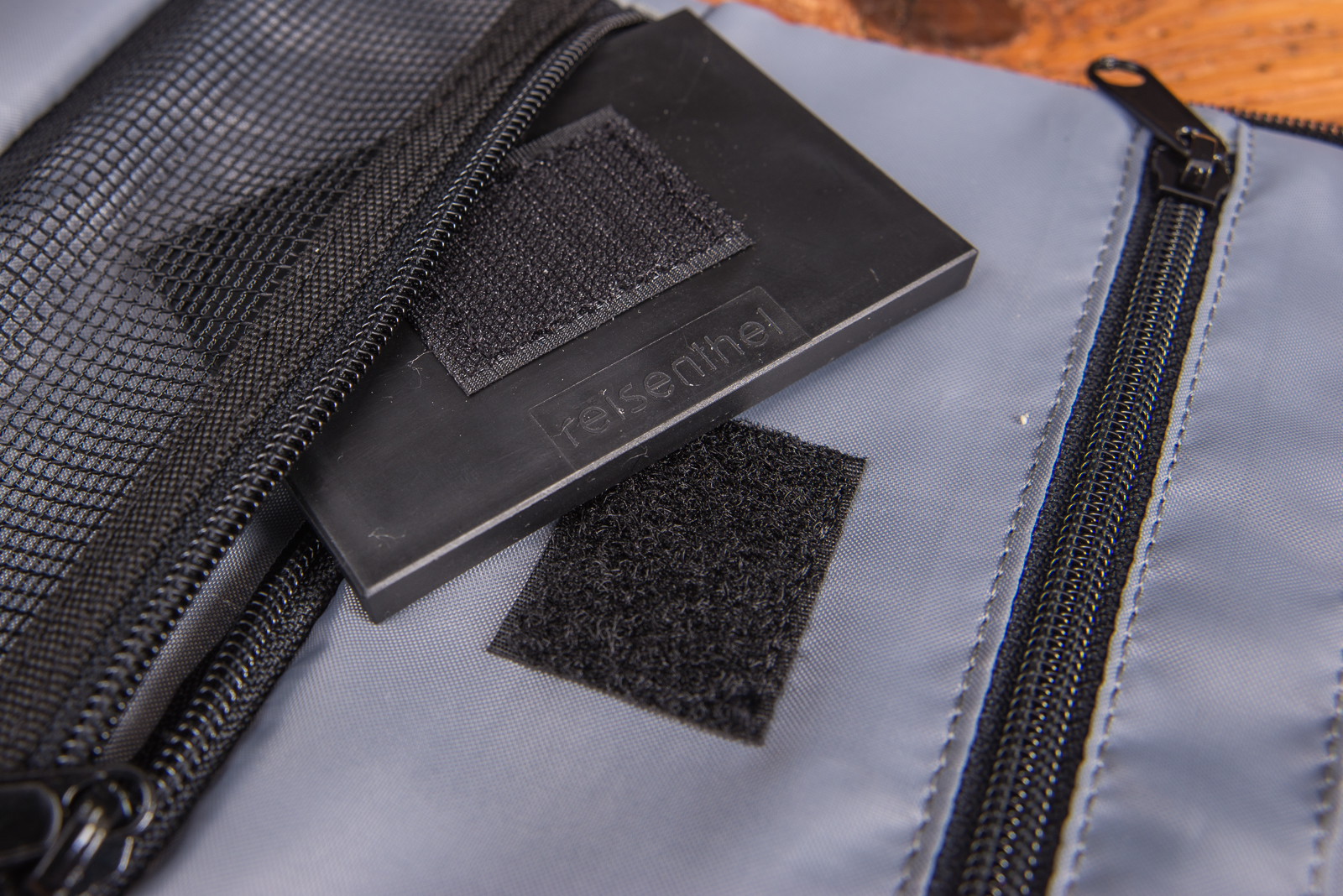 Detailansicht reisenthel Kulturbeutel abnehmbarer Spiegel.