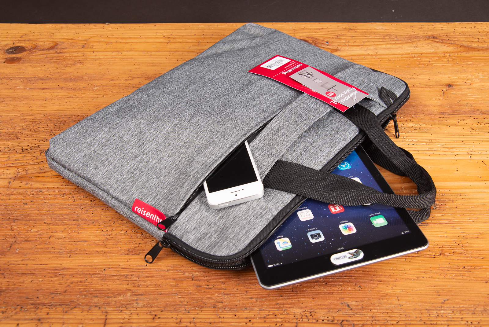 Reisenthel Laptop-Tasche in twist silver mit Tablet und Smartphone &ndash; elegante, funktionale Businesstasche aus robustem Material als hochwertiges Werbegeschenk f&uuml;r Mitarbeiter und Kunden.