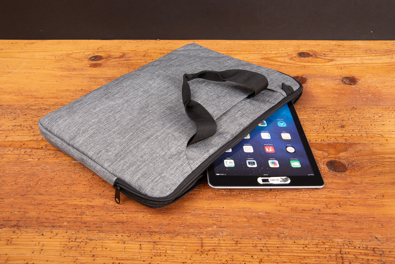 Reisenthel Laptop-Tasche in twist silver mit Tablet &ndash; schlanke, stilvolle Businesstasche aus robustem Material als modernes Mitarbeitergeschenk oder nachhaltiges Werbegeschenk f&uuml;r den Berufsalltag.