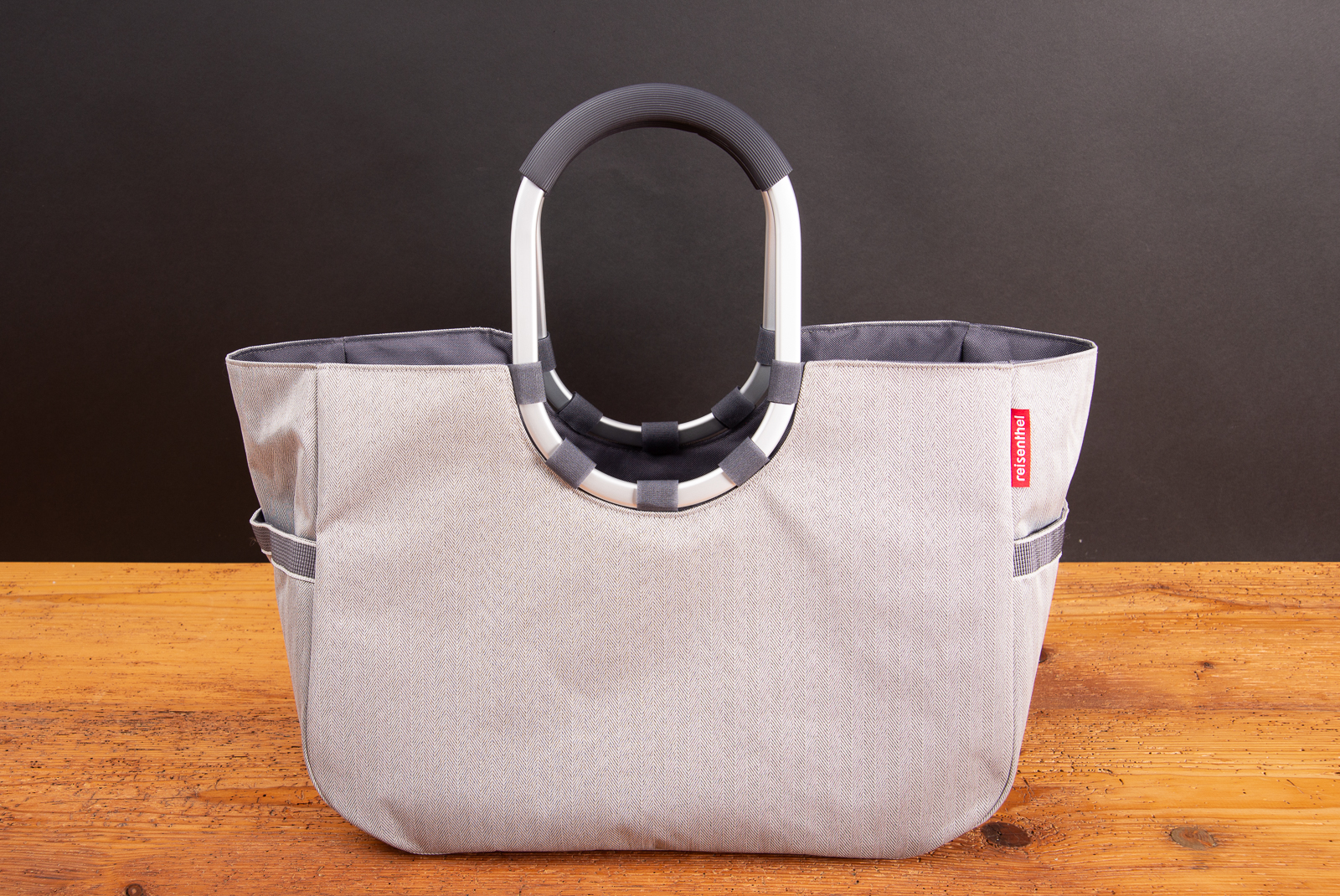 Reisenthel Loopshopper L Dekor herringbone grey mit Aluminiumgriffen &ndash; stylische Einkaufstasche aus robustem Polyester als hochwertiger Werbeartikel.