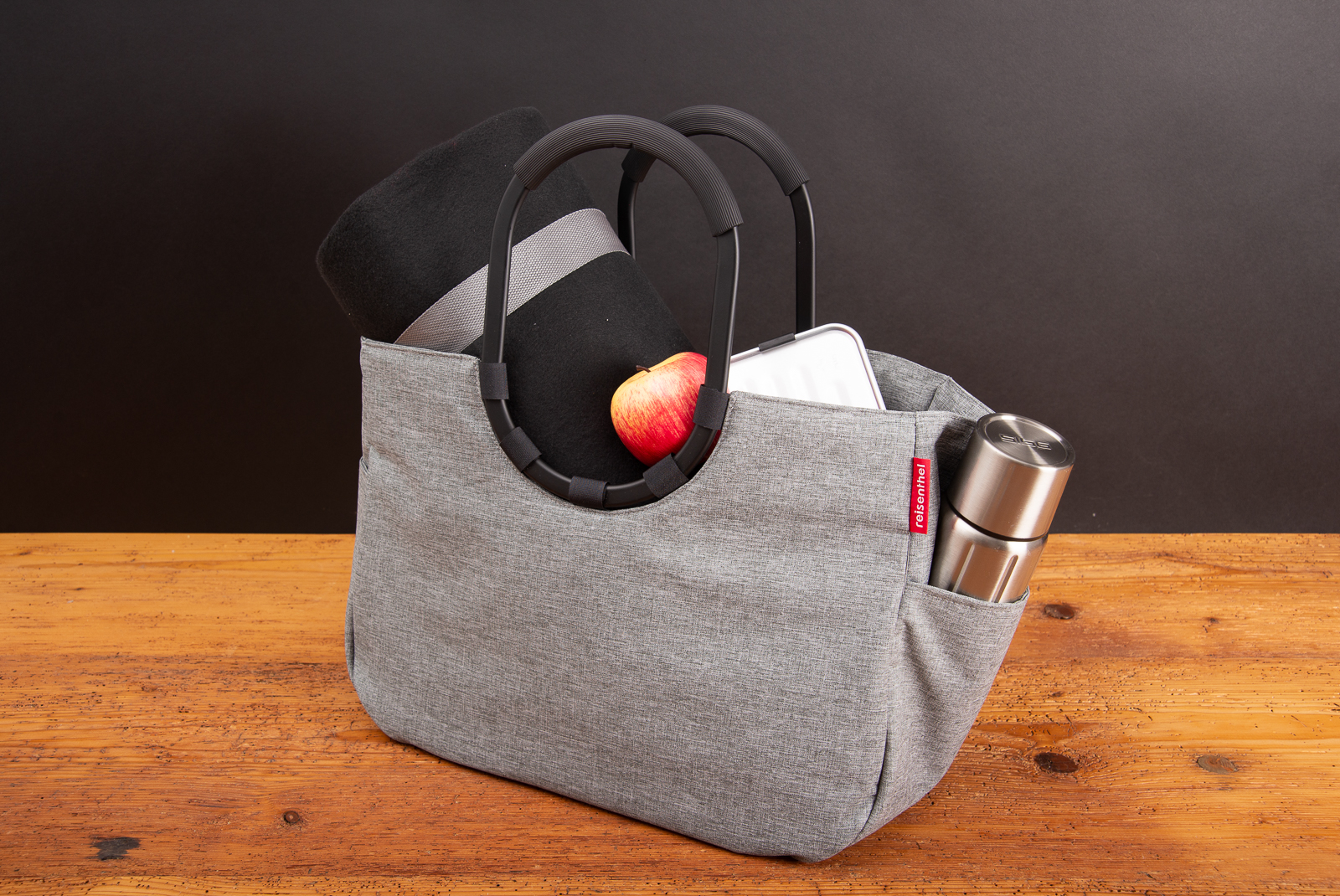 Reisenthel Loopshopper L Dekor twist silver mit Thermobecher, Apfel und Decke &ndash; stilvolle und funktionale Tasche f&uuml;r Alltag, Freizeit und Werbung.