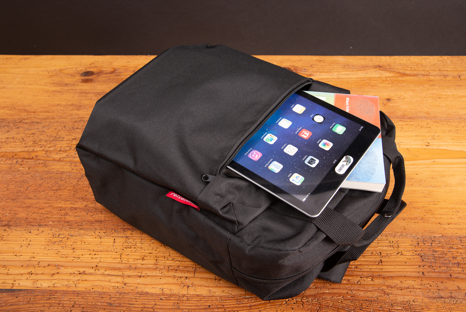 Reisenthel Rucksack Allday Backpack in Schwarz mit Tablet und B&uuml;chern &ndash; moderner, funktionaler Rucksack aus recyceltem Material als nachhaltiges Geschenk f&uuml;r Mitarbeiter oder Kunden.