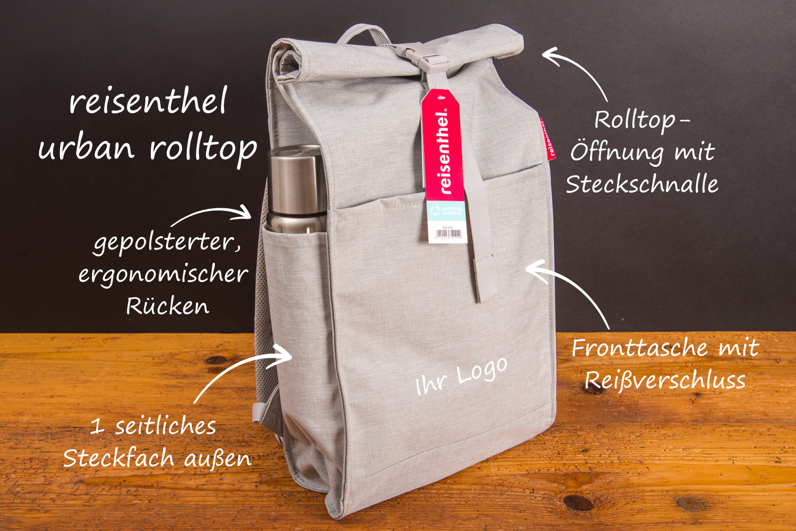 Reisenthel Urban Rolltop Rucksack in modernem Design mit gepolstertem R&uuml;cken, Rolltop-&Ouml;ffnung mit Steckschlie&szlig;e, Fronttasche mit Rei&szlig;verschluss und seitlichem Steckfach &ndash; ideal als nachhaltiges Werbegeschenk mit Logo.