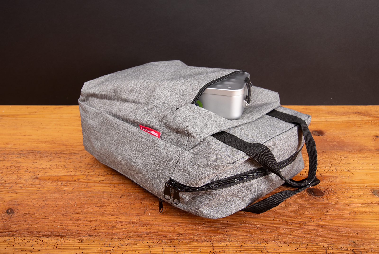 Reisenthel Allday Backpack Twist Silver in Grau mit Lunchbox im Vorderfach &ndash; funktionaler Rucksack aus recyceltem Material als nachhaltiges Werbegeschenk oder hochwertiges Kundenpr&auml;sent.