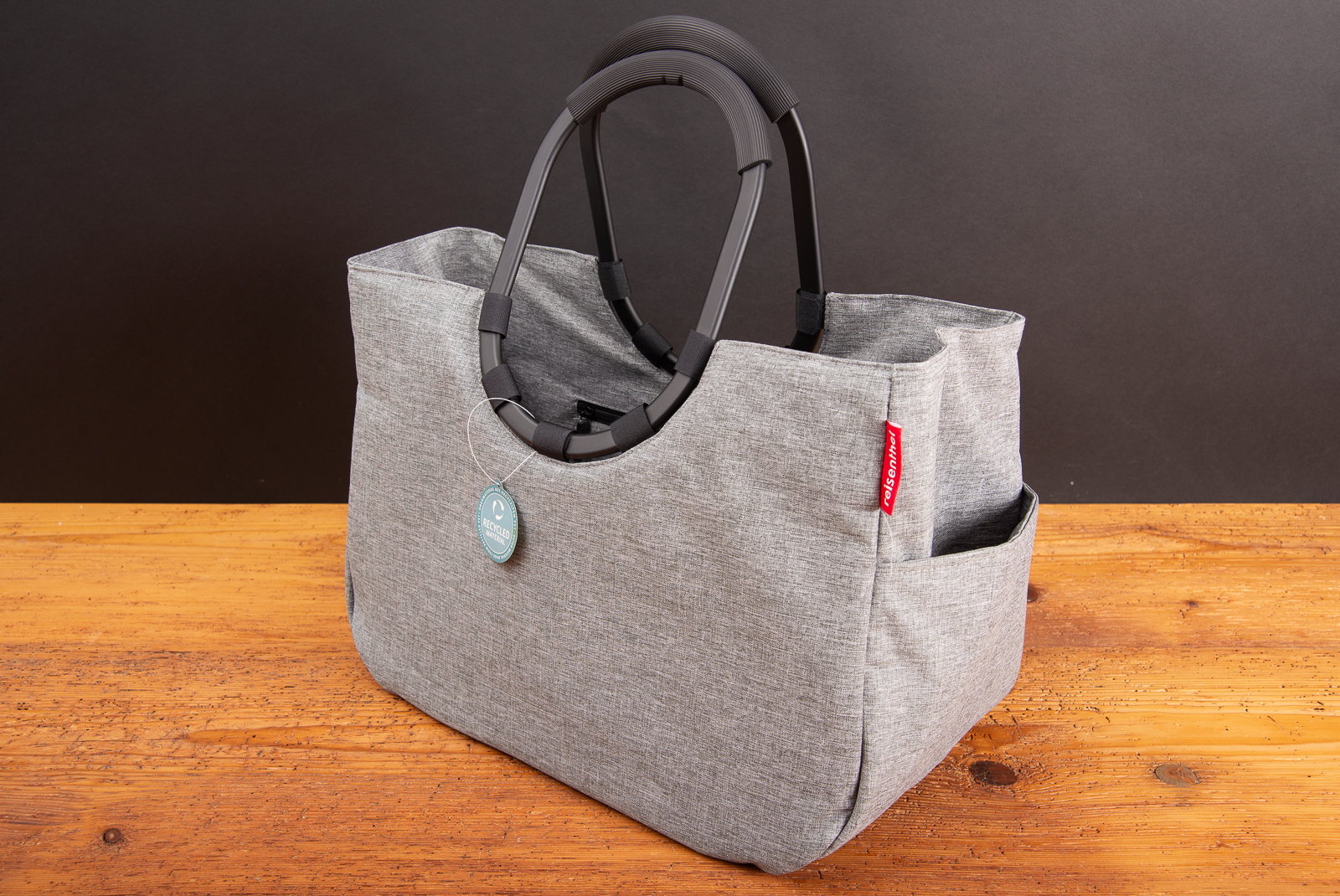 Reisenthel Shopper Dekor twist silver aus recyceltem Material mit Labelanh&auml;nger &ndash; nachhaltige Einkaufstasche mit ergonomischen Griffen.