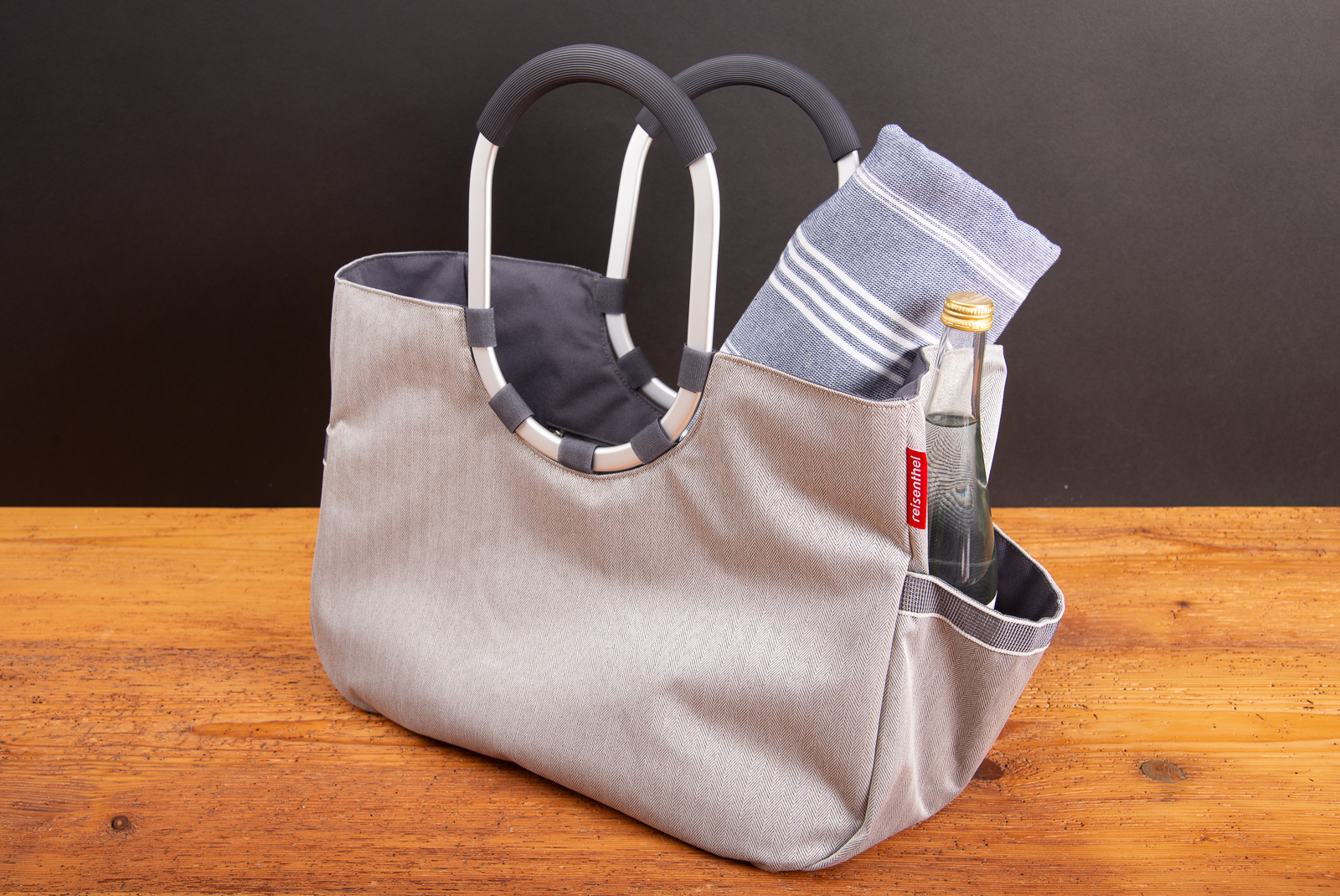 Reisenthel Loopshopper L mit Seitenf&auml;chern, Handtuch und Flasche &ndash; moderne Tragetasche als nachhaltiger Werbeartikel mit Logo.