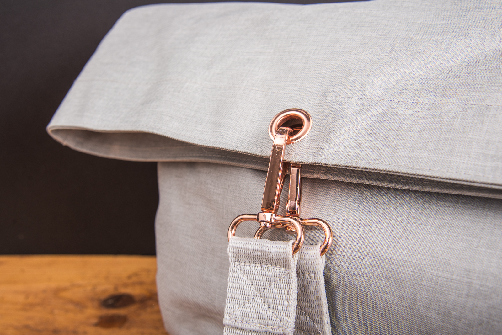 Detailaufnahme der Reisenthel Shopper XL Tasche Herringbone mit edlen ros&eacute;goldenen Metallakzenten &ndash; hochwertiges Design-Werbegeschenk mit Stil, ideal f&uuml;r Markenpr&auml;senz und moderne Kundengeschenke.