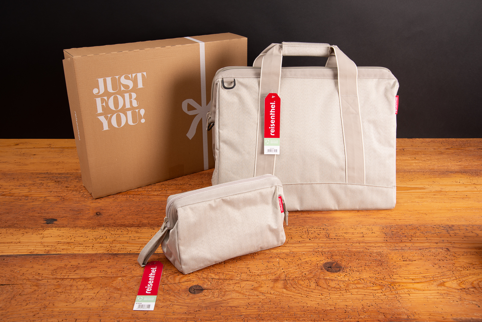 Reisenthel Allrounder Tasche und Kosmetiktasche in Herringbone Sand mit Geschenkverpackung &ndash; stilvolles Geschenkset aus recyceltem Material als hochwertiges Werbegeschenk oder Kundenpr&auml;sent.