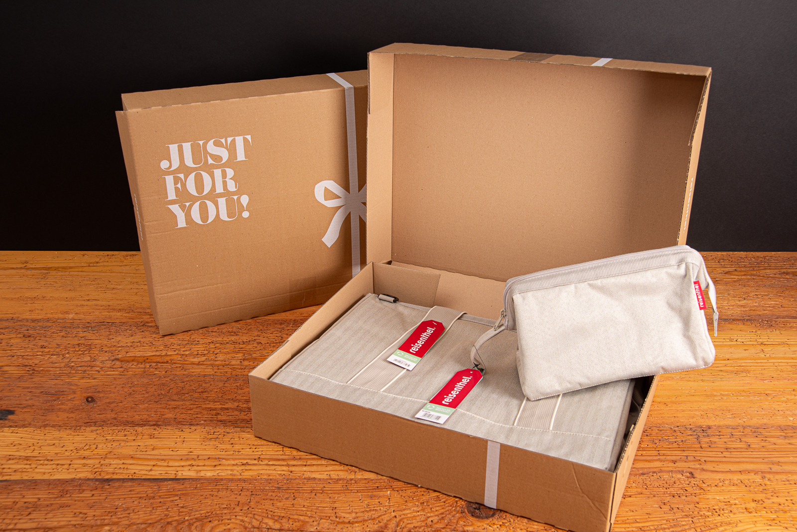 Reisenthel Tasche Allrounder und Kosmetiktasche in Geschenkverpackung &ndash; hochwertiges Travel Set in Beige aus recyceltem Material als stilvolles Geschenk f&uuml;r Mitarbeiter oder nachhaltiges Kundepr&auml;sent.