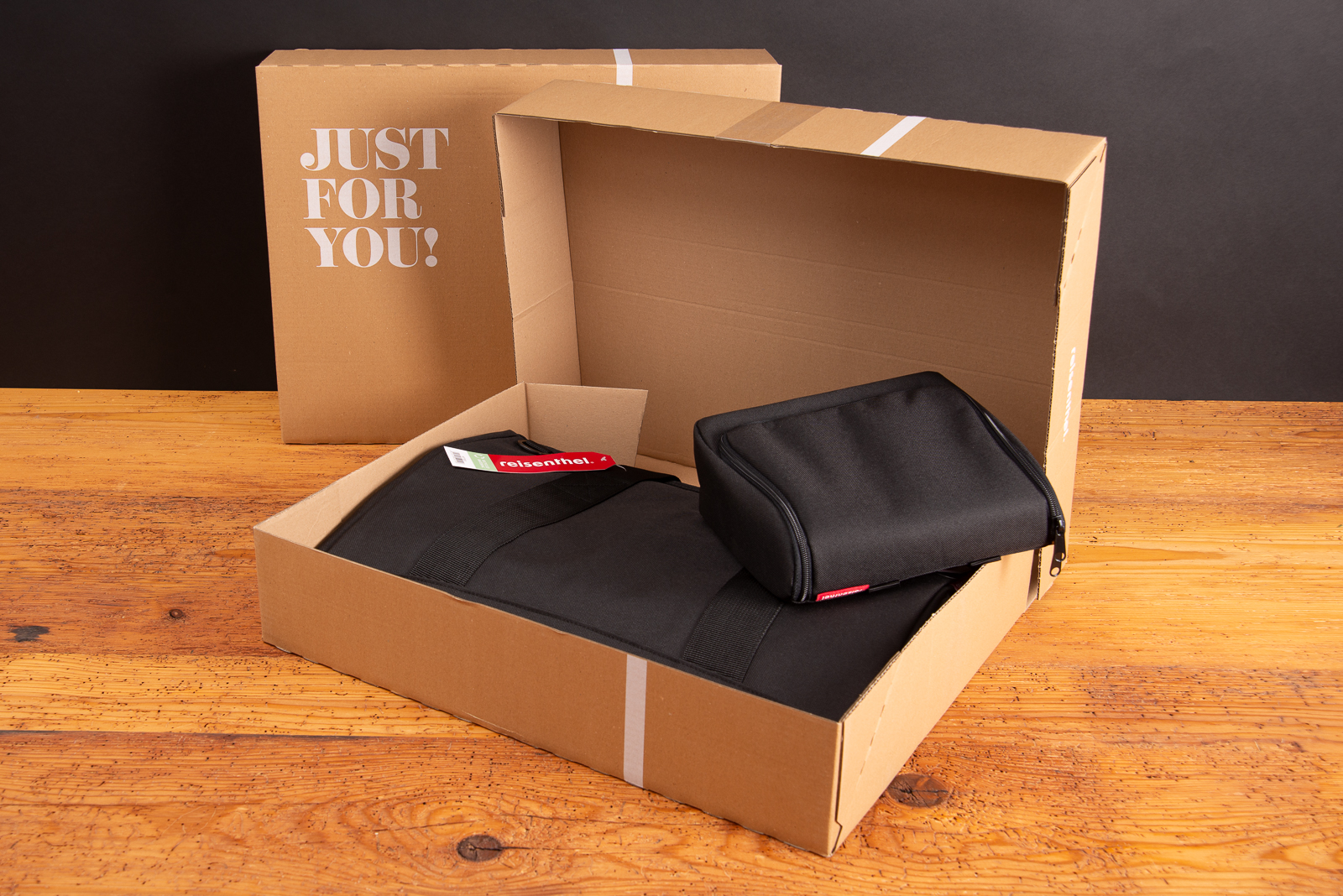 Reisenthel Allrounder Tasche und Kulturbeutel in Schwarz in Geschenkverpackung &ndash; elegantes Set aus recyceltem Material als hochwertiges Mitarbeitergeschenk oder exklusives Kundenpr&auml;sent.