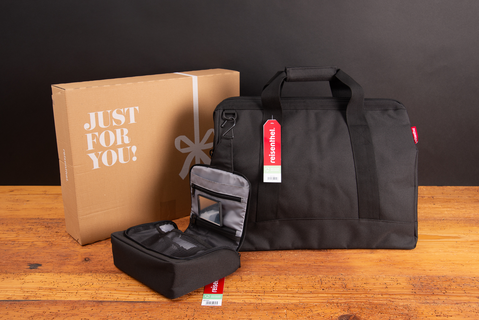 Reisenthel Tasche Allrounder L und Kulturbeutel in Schwarz mit Geschenkverpackung &ndash; elegantes Set aus recyceltem Material als hochwertiger Werbeartikel oder exklusives Mitarbeitergeschenk.