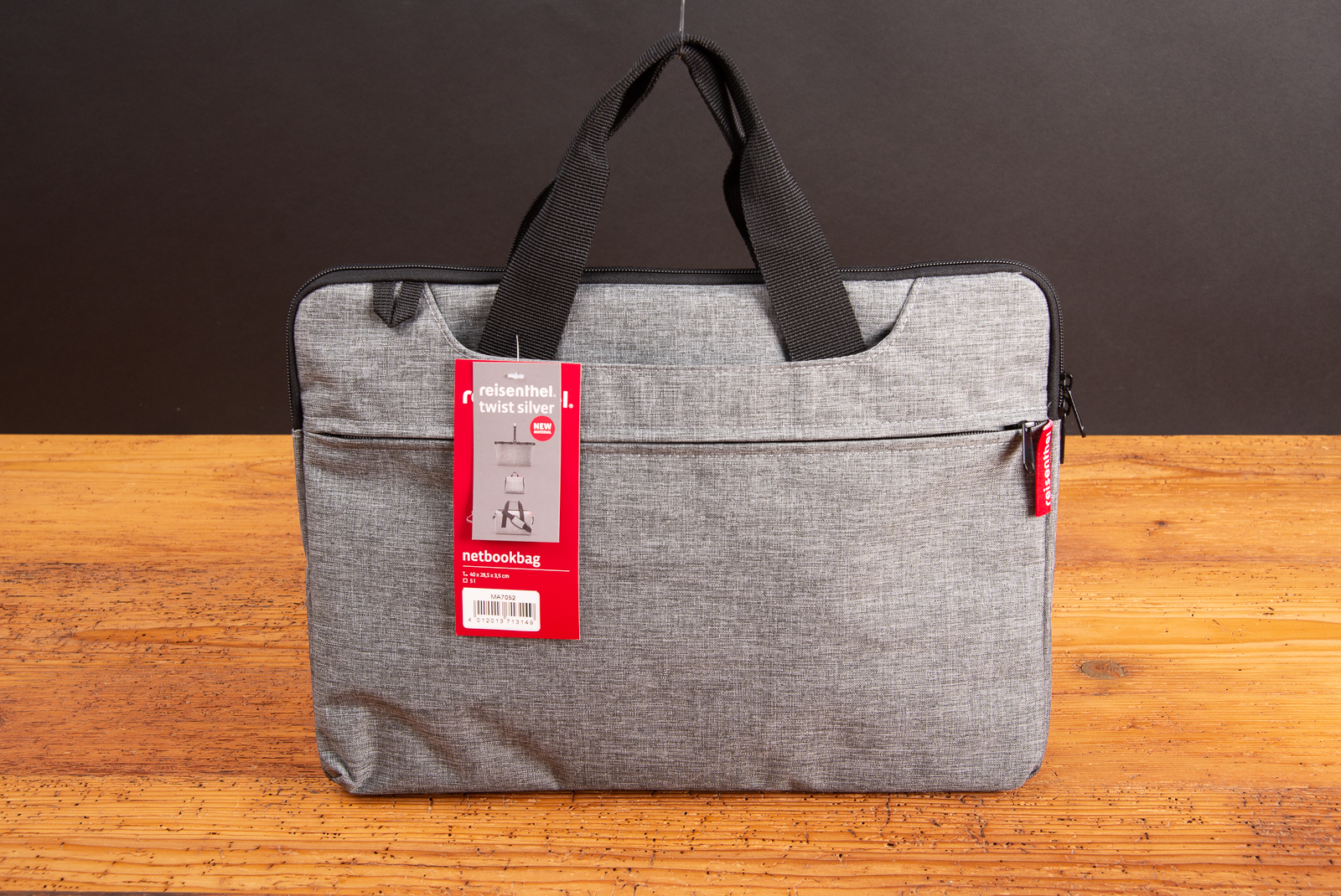 Reisenthel Netbookbag Twist Silver in Grau &ndash; moderne Laptoptasche mit Rei&szlig;verschluss und Tragegriffen als elegantes Werbegeschenk oder Kundenpr&auml;sent f&uuml;r den Business-Alltag.