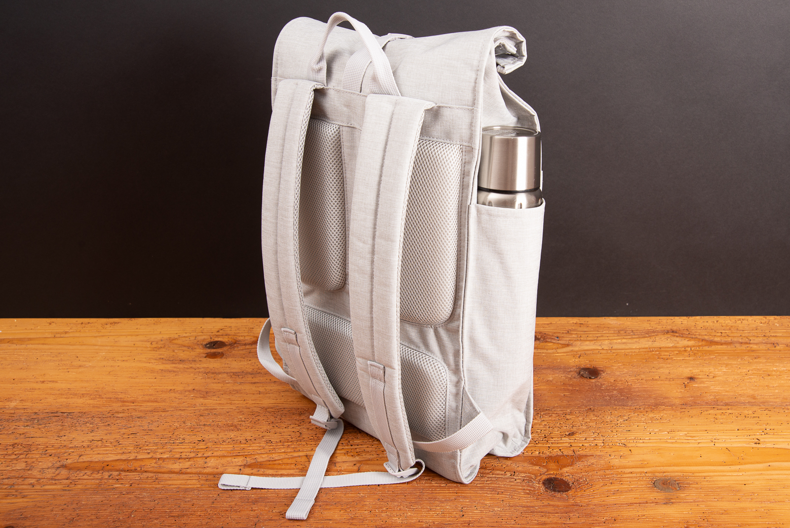 Reisenthel Rolltop Rucksack Twist Silver in hellem Grau mit gepolsterten Tr&auml;gern und seitlicher Flaschenhalterung &ndash; moderner, nachhaltiger Werbeartikel aus recyceltem Material, ideal als Mitarbeitergeschenk.