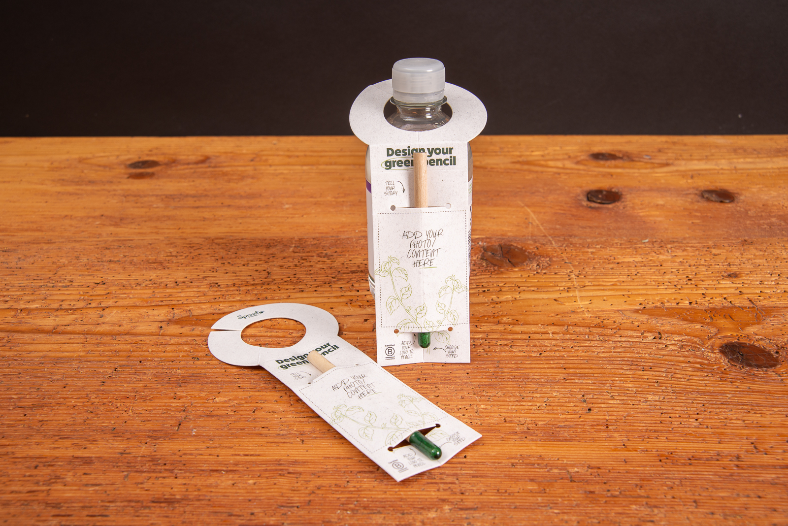 Nachhaltiger Sprout Samenbleistift mit Flaschenanh&auml;nger aus Recyclingpapier &ndash; umweltfreundlicher Werbeartikel zum individuellen Bedrucken mit Logo.