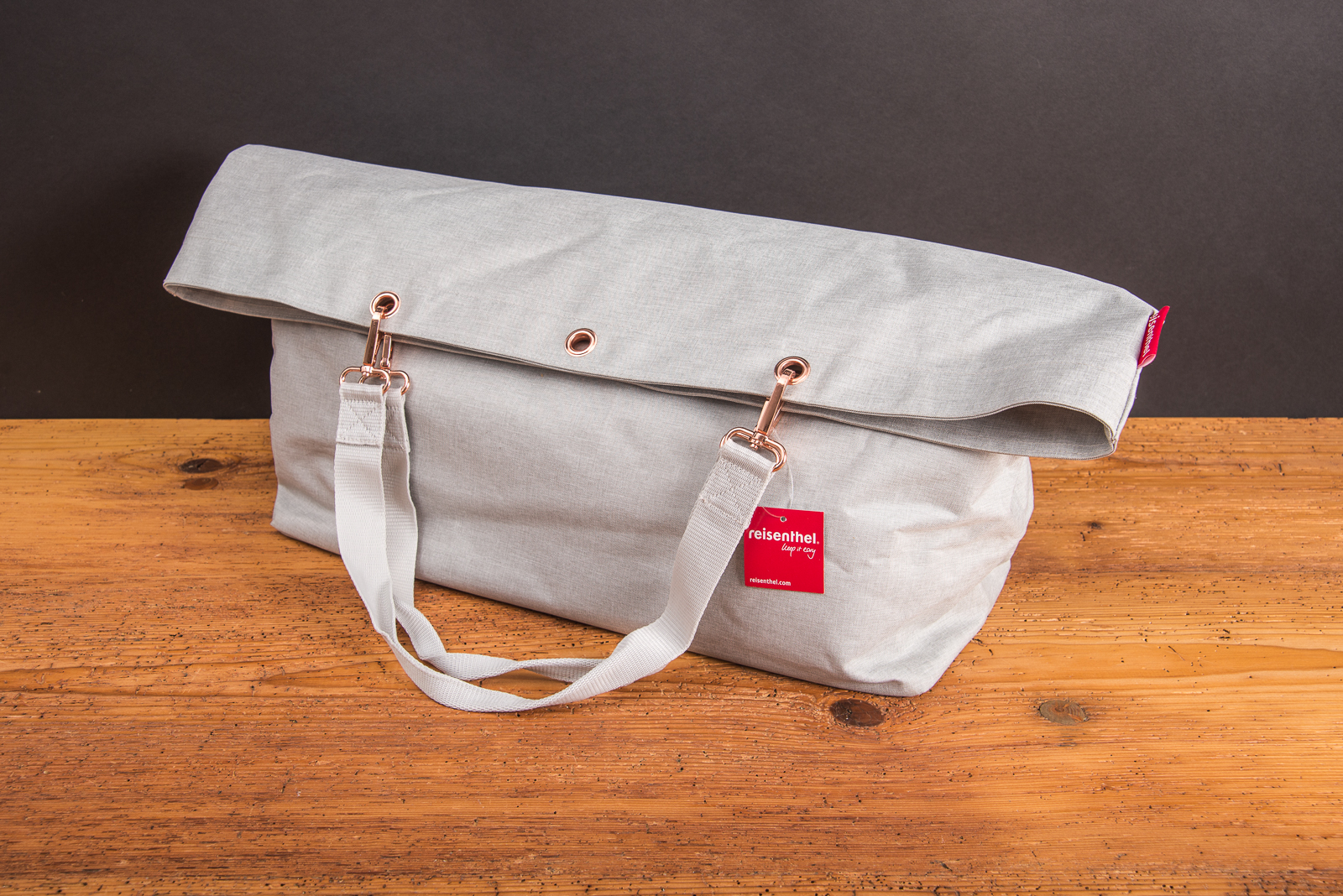 Reisenthel Shopper XL Herringbone in hellem Grau mit ros&eacute;goldenen Details &ndash; gro&szlig;e Strandtasche oder Einkaufstasche als stilvolles Mitarbeitergeschenk und hochwertiger Werbeartikel f&uuml;r den Sommer.