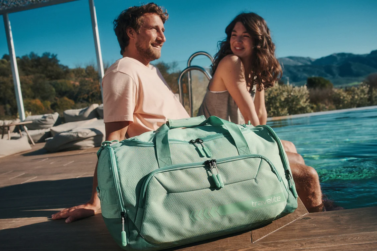 travelite Kick Off Reisetasche M in Mintgr&uuml;n am Pool &ndash; stylische und funktionale Freizeittasche als Werbeartikel f&uuml;r Kunden, Mitarbeiter und Reisen.