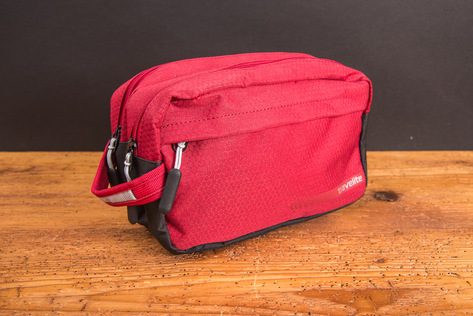 Robuste Travelite Kick Off Kosmetiktasche mit Tragegriff und zwei Rei&szlig;verschlussf&auml;chern als Werbeartikel.