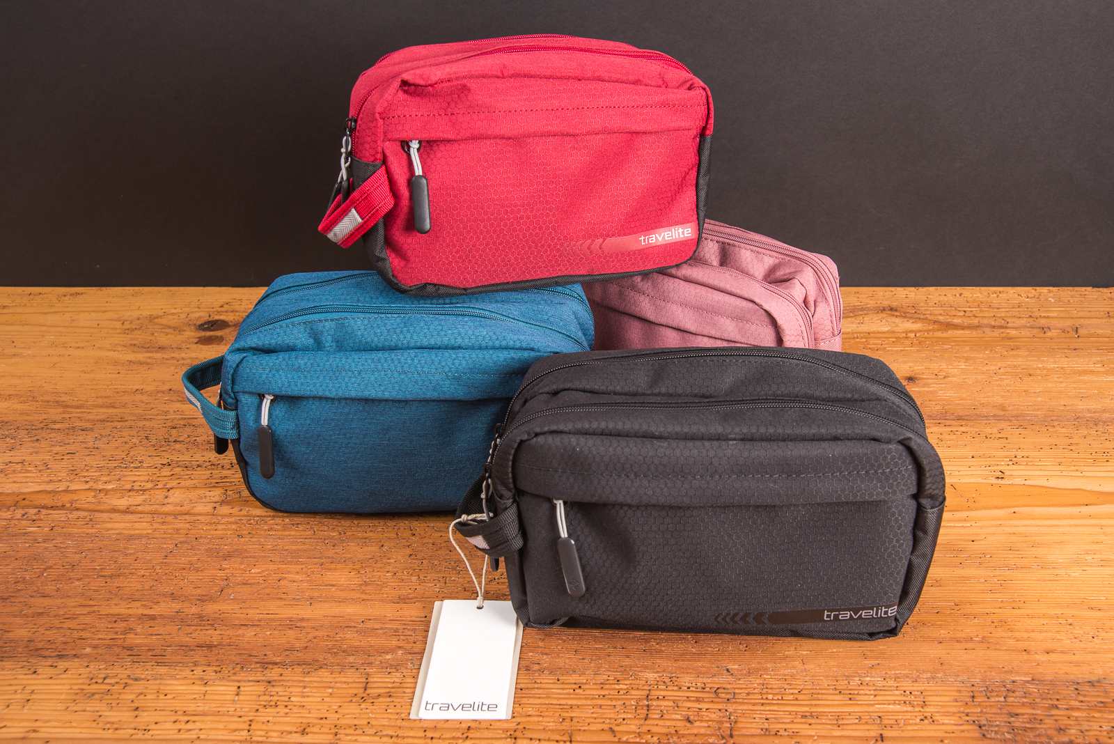 Travelite Kulturtaschen aus der KICK OFF Serie in vier Farben &ndash; praktische Kulturbeutel als Werbegeschenk mit Logo f&uuml;r Reisen, Sport und Mitarbeitergeschenke.