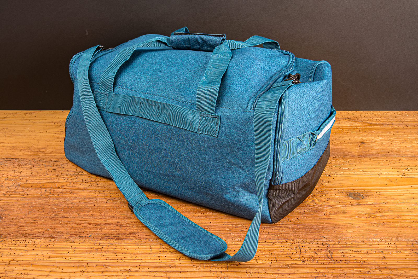 R&uuml;ckseite der Travelite KICK OFF Freizeittasche M &ndash; gro&szlig;e Reisetasche mit abnehmbarem Schultergurt und robustem Boden.