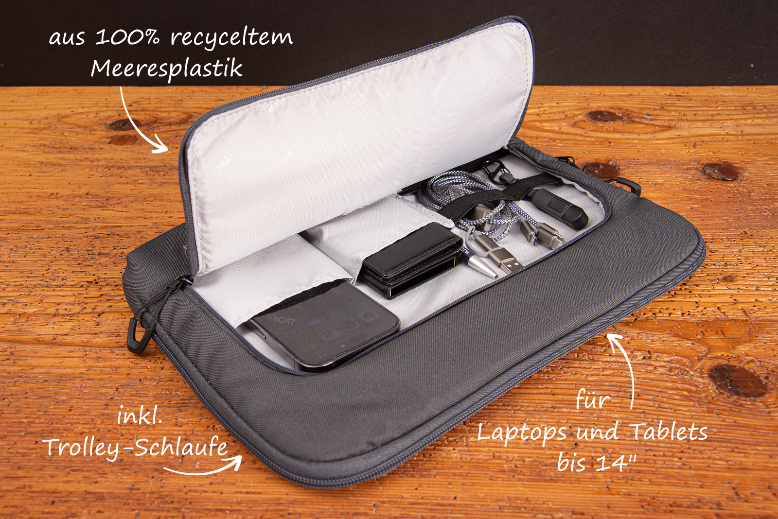 Detailfoto mit Beschriftung der TROIKA Laptoptasche aus 100 % recyceltem Meeresplastik mit F&auml;chern f&uuml;r Zubeh&ouml;r als nachhaltige Tasche f&uuml;r Laptops und Tablets bis 14 Zoll, inklusive Trolley-Schlaufe, ideal als Werbegeschenk mit Logo.