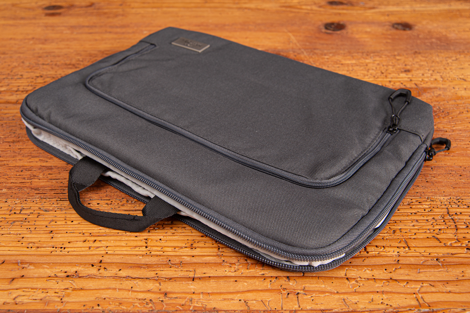 Nachhaltige TROIKA Laptoptasche Blue Cycle Carry 2 in grau mit Logo als hochwertige Business-Tasche mit Griff und Frontfach, ideal als Incentive f&uuml;r Kunden und Mitarbeiter.