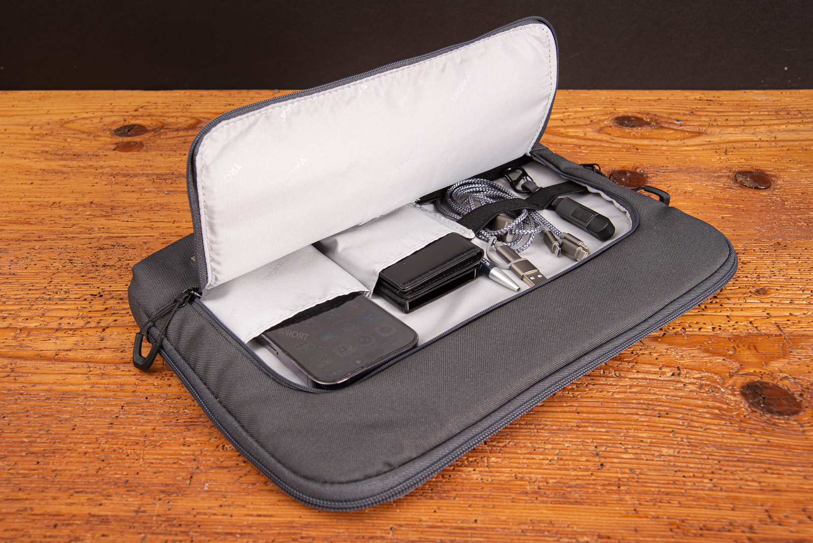 TROIKA Laptoptasche Blue Cycle Carry 2 ge&ouml;ffnetem mit Zubeh&ouml;rfach gef&uuml;llt als nachhaltiges Incentive mit Logo f&uuml;r Kunden und Mitarbeiter.