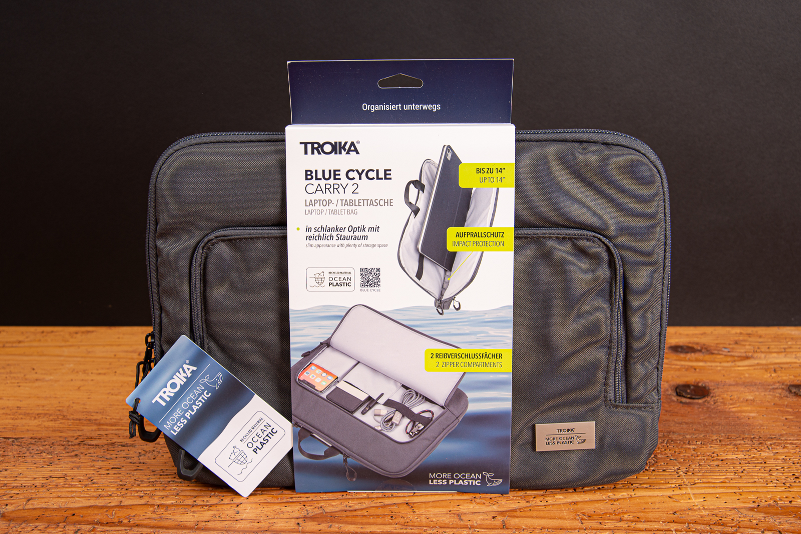 TROIKA Laptoptasche Blue Cycle Carry 2 aus recyceltem Meeresplastik mit Verpackung und Label ist eine nachhaltige Laptoptasche als hochwertiger Werbeartikel mit Logo von werbemax.