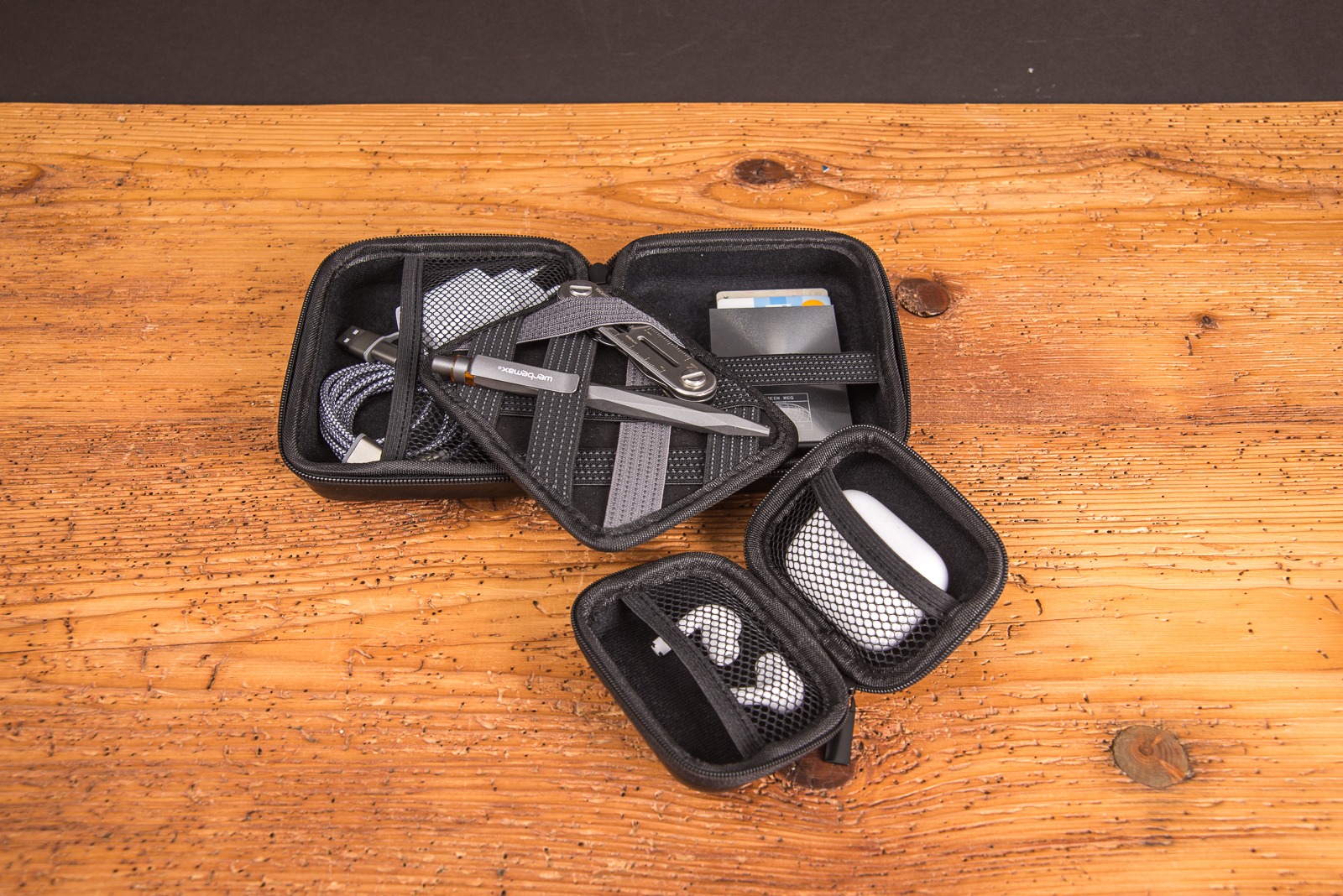 TROIKA Organizer-Etui mit Kabeln, Multitool und Technikzubeh&ouml;r &ndash; praktisches Gadget und ideales M&auml;nnergeschenk mit Stil.